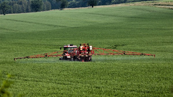 Ztratilo se více tun glyphosatu: »Existují velmi velké množství pesticidů, o kterých úřady nemají přehled.«