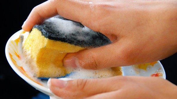 La esponja de la cocina se deshace en microplásticos, pero tú puedes reducir el problema ambiental por ti mismo.