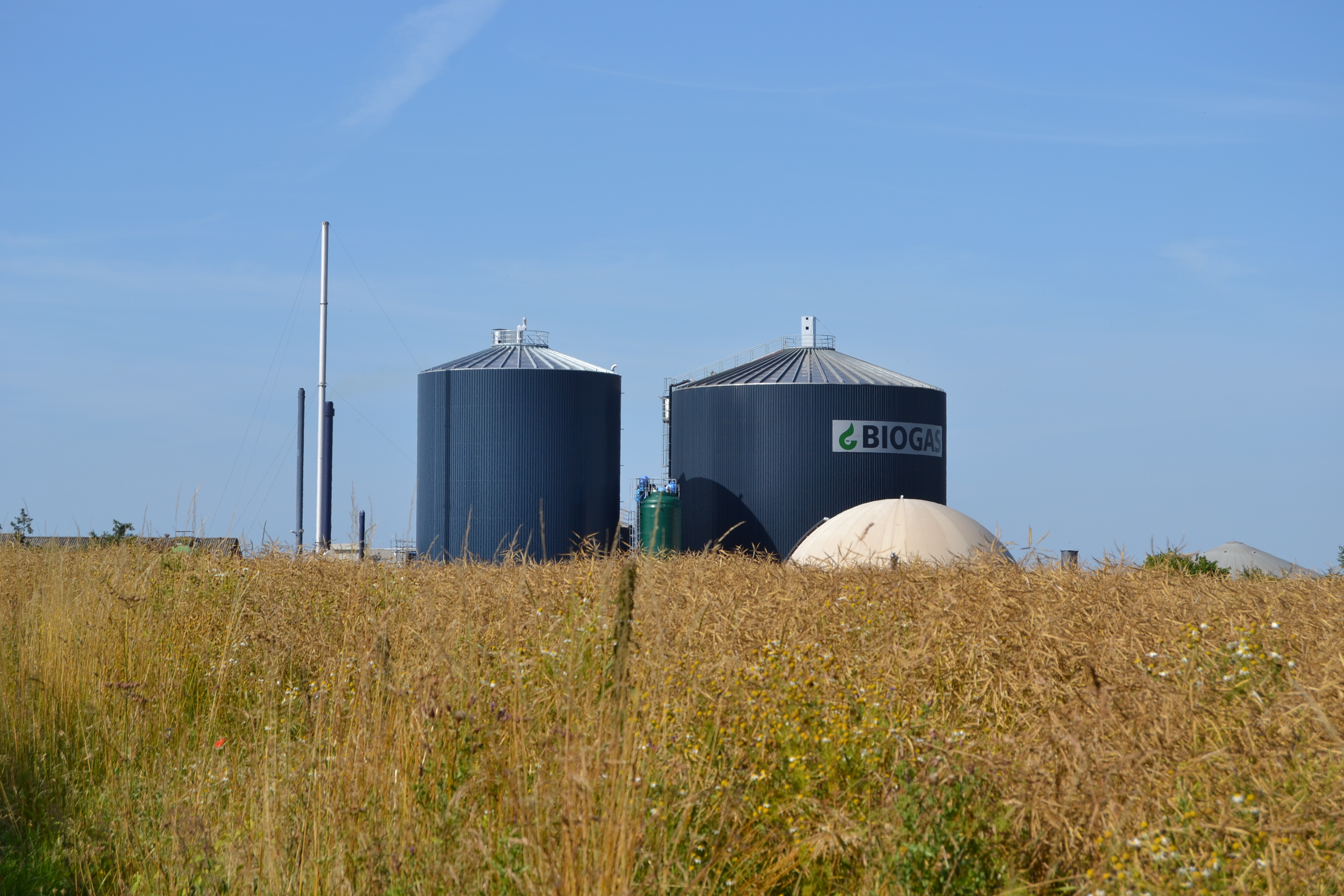 Et biogasanlæg på en mark.
