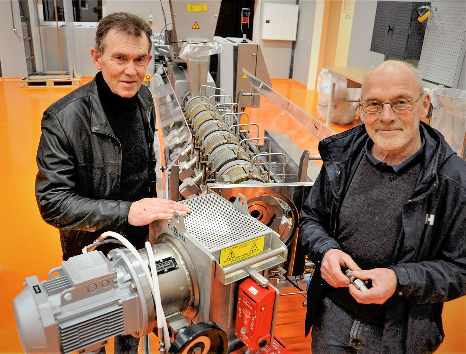 Ulrich Kern-Hansen t.v. og direktør Per Lang Sørensen håber, at de første produkter er klar til at forlade ekstruderen hos Organic Plant Protein kort inde i det nye år