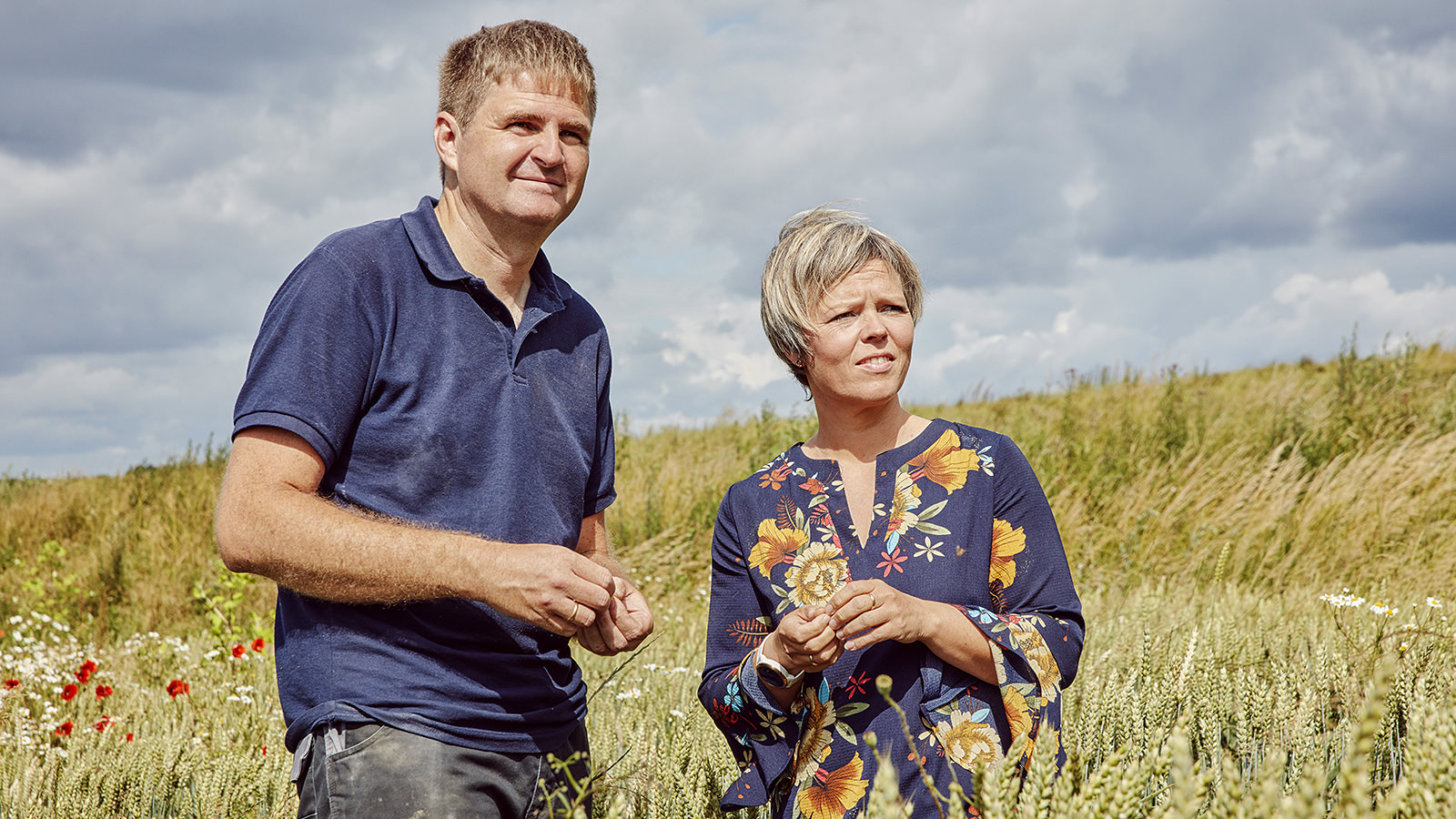 Robert Beck og Tina Lindeløv i kornmark med hvid hvede.