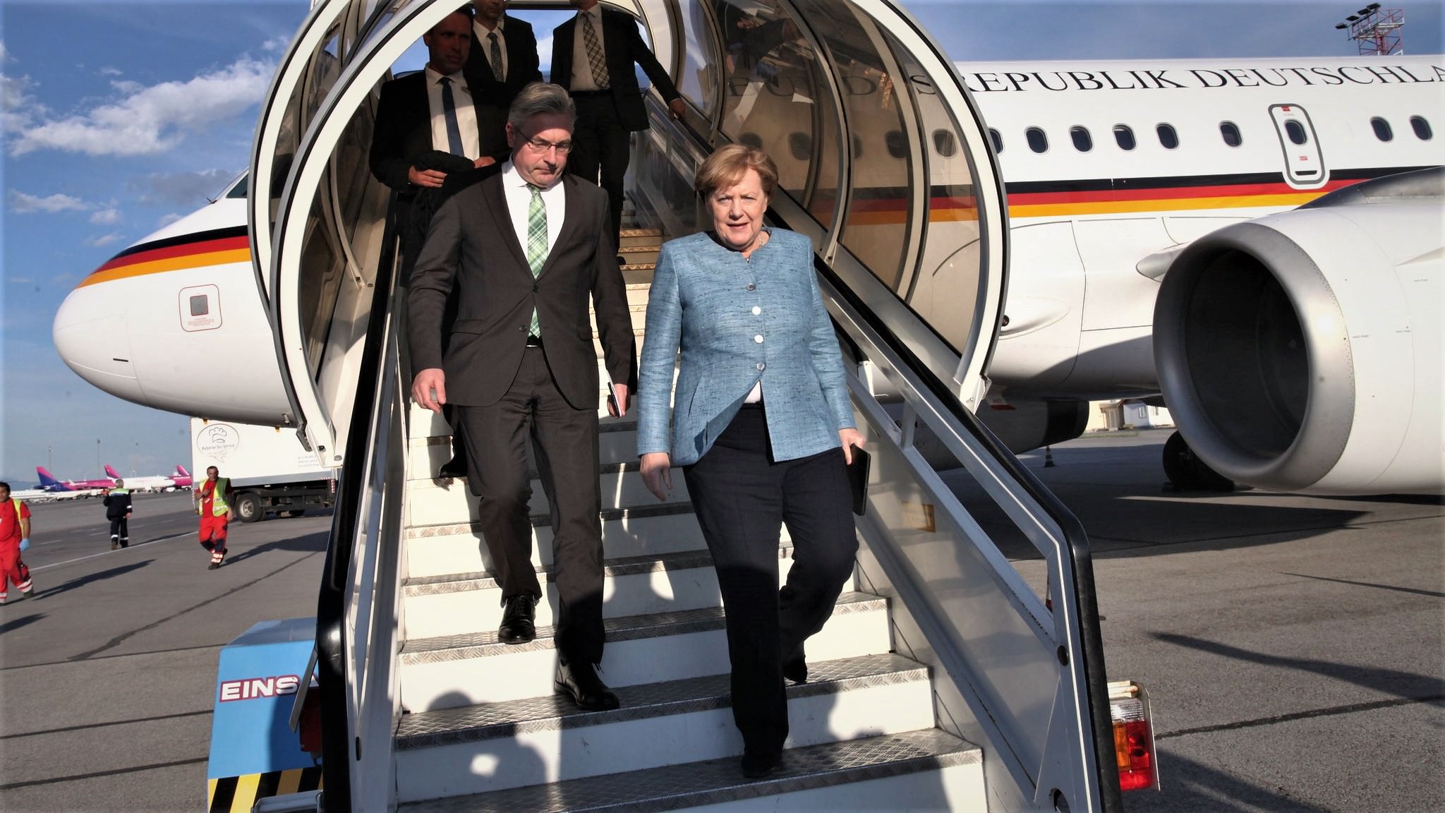Tysklands kansler Angela Merkel går ud af et fly