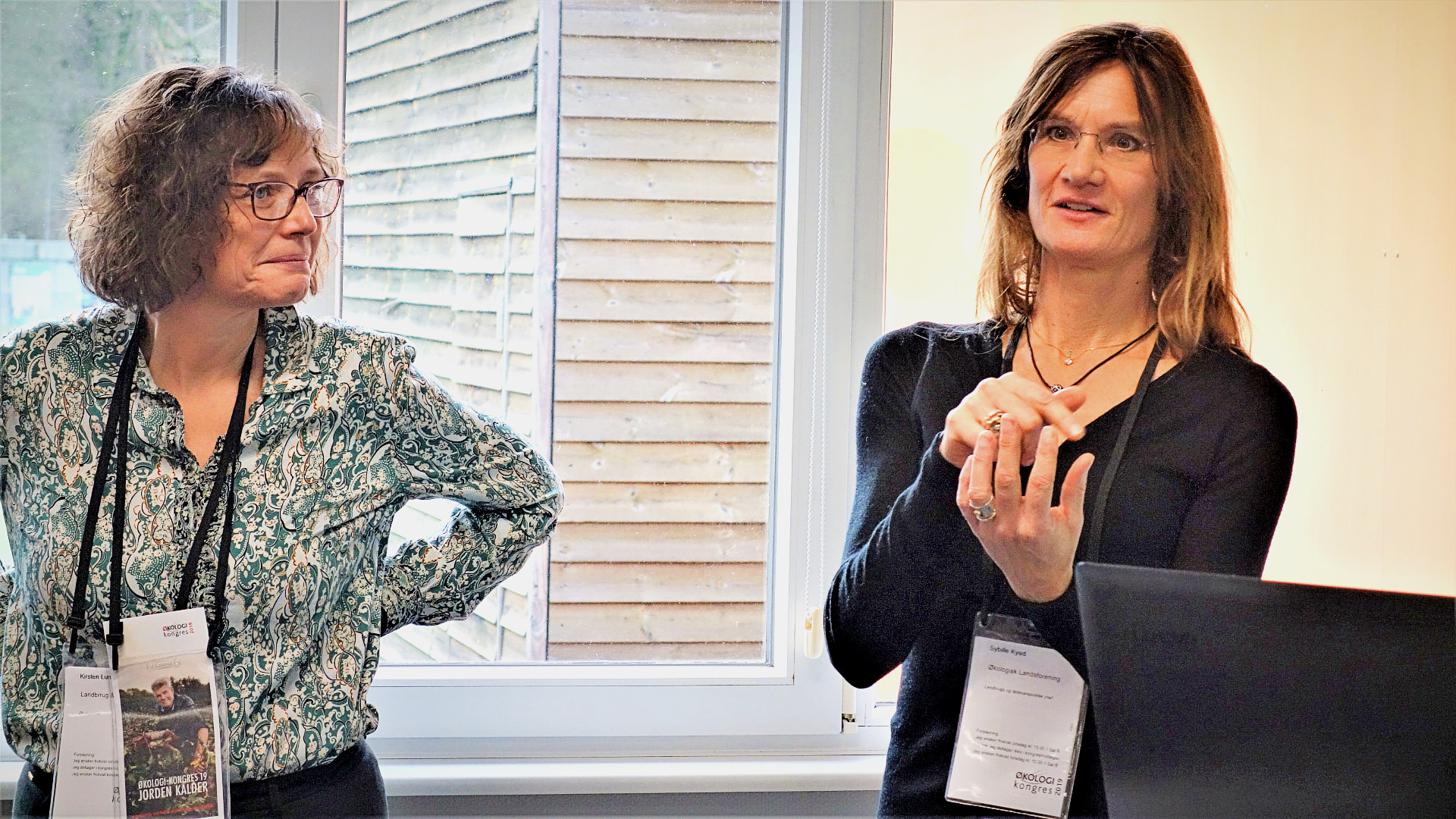 Sybille Kyed står med Kirsten Lund Jensen ved sin side og taler til Økologikongressen 2019