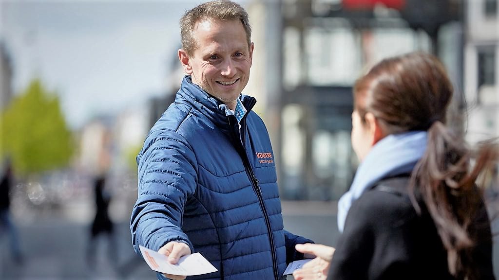 Kristian Jensen uddeler flyers på gaden i forbindelse med valgkampen 2019
