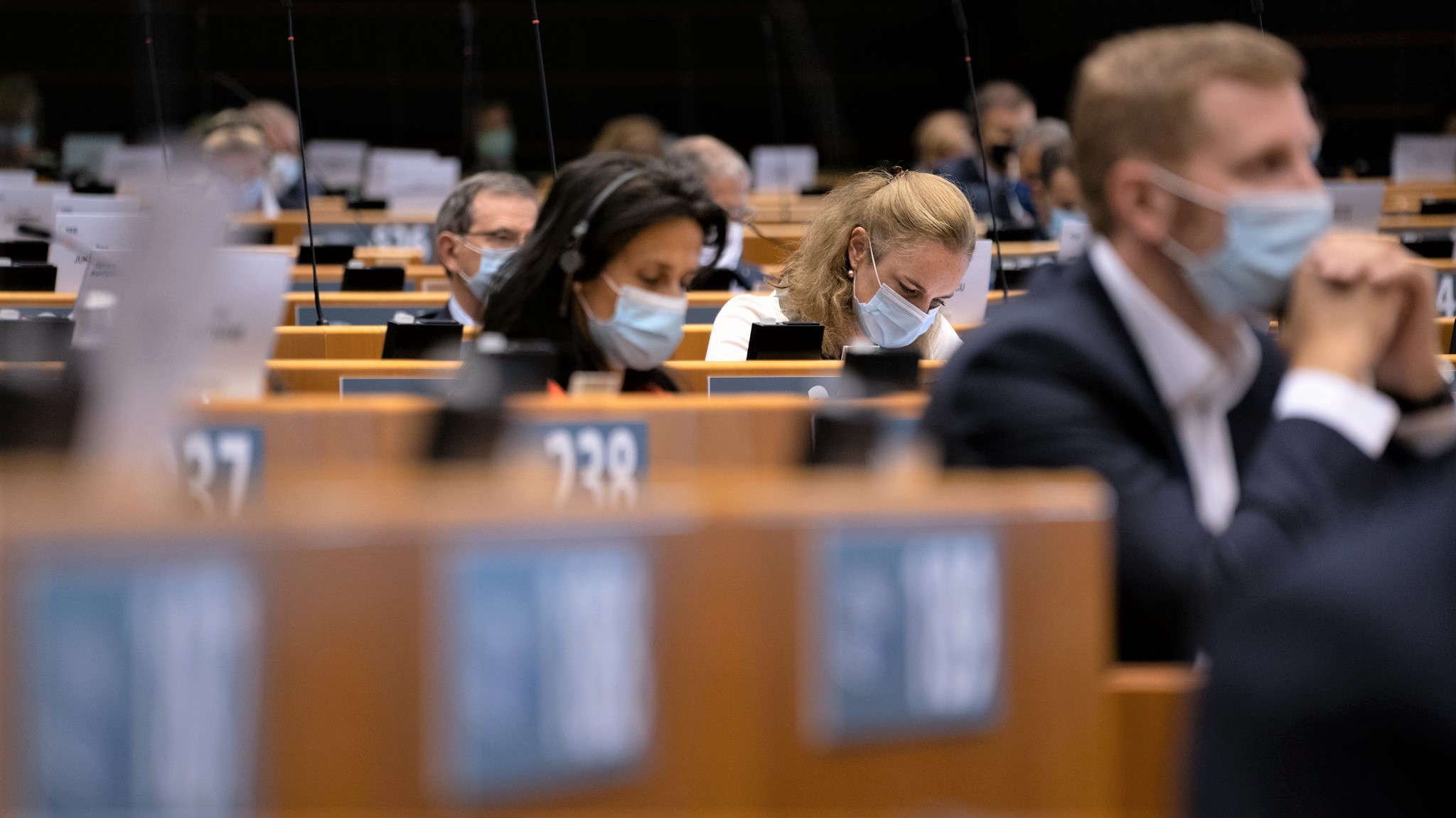 MEP'ere sidder med mundbind i Parlamentet