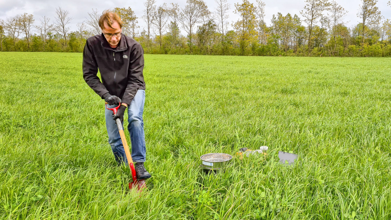 Anton Rasmussen tager jordprøver i marken