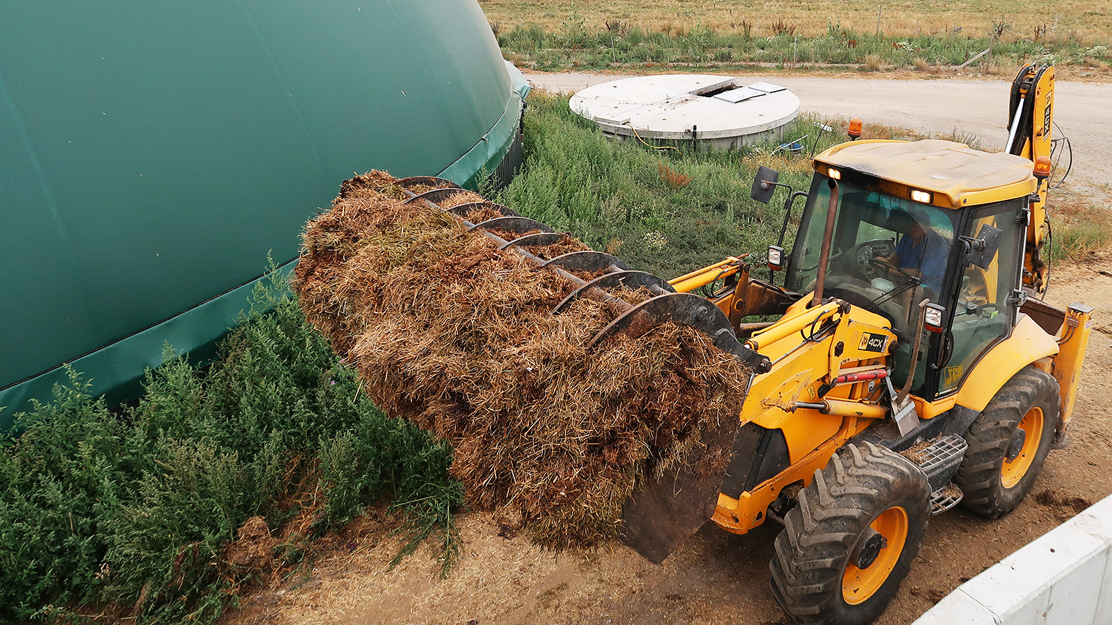 Traktor med foder til biogasanlæg
