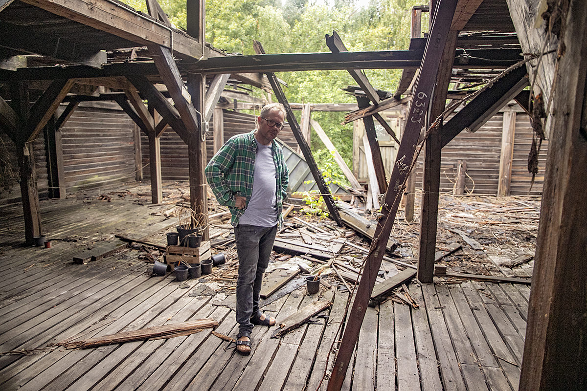 Søren Ejlersen på loftet af en temmelig faldefærdig trælade, som indtil videre kun bliver brugt til lager af genbrugsbyggematerialer