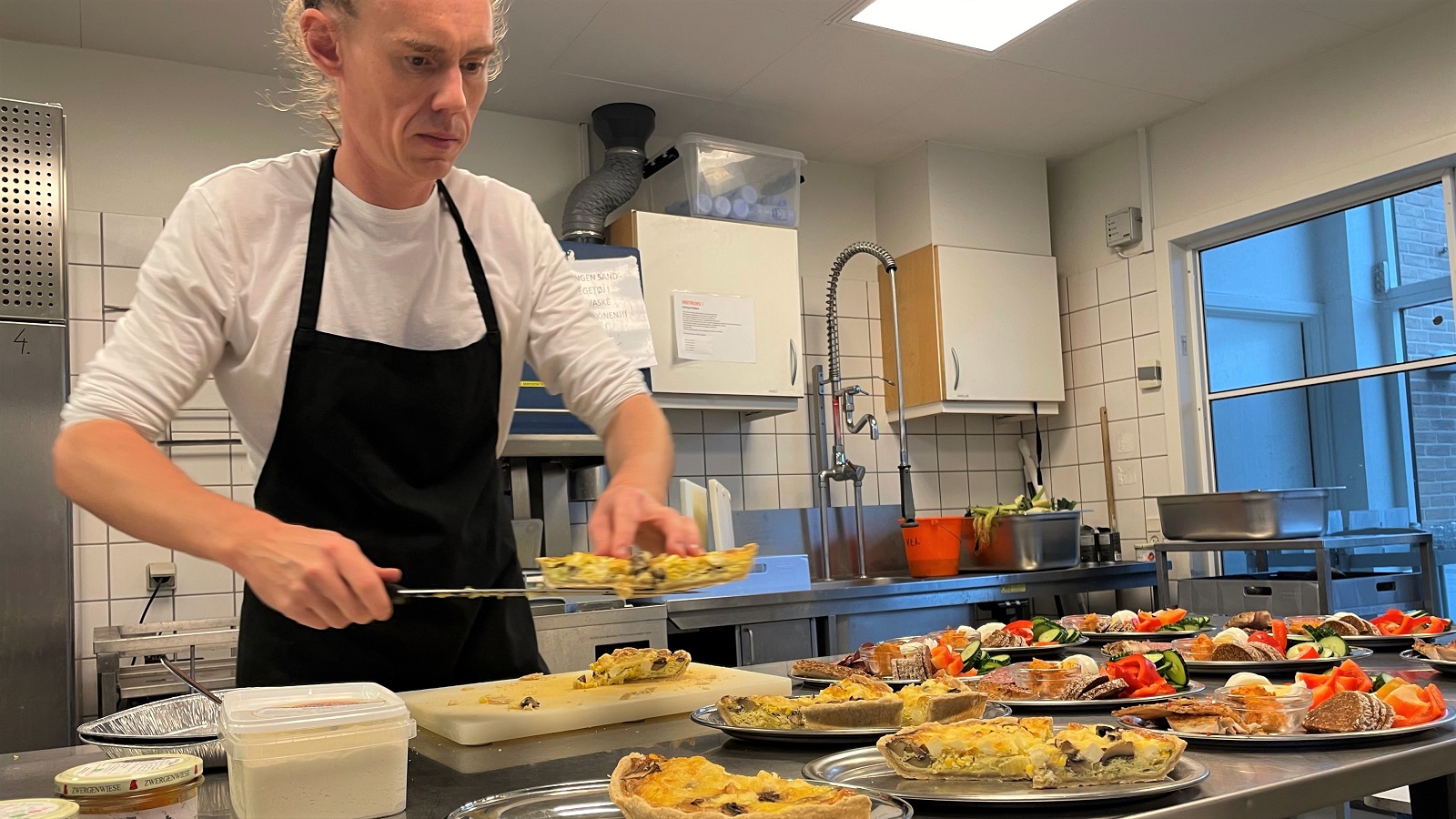 Andreas Østrup anretter mad i køkkenet