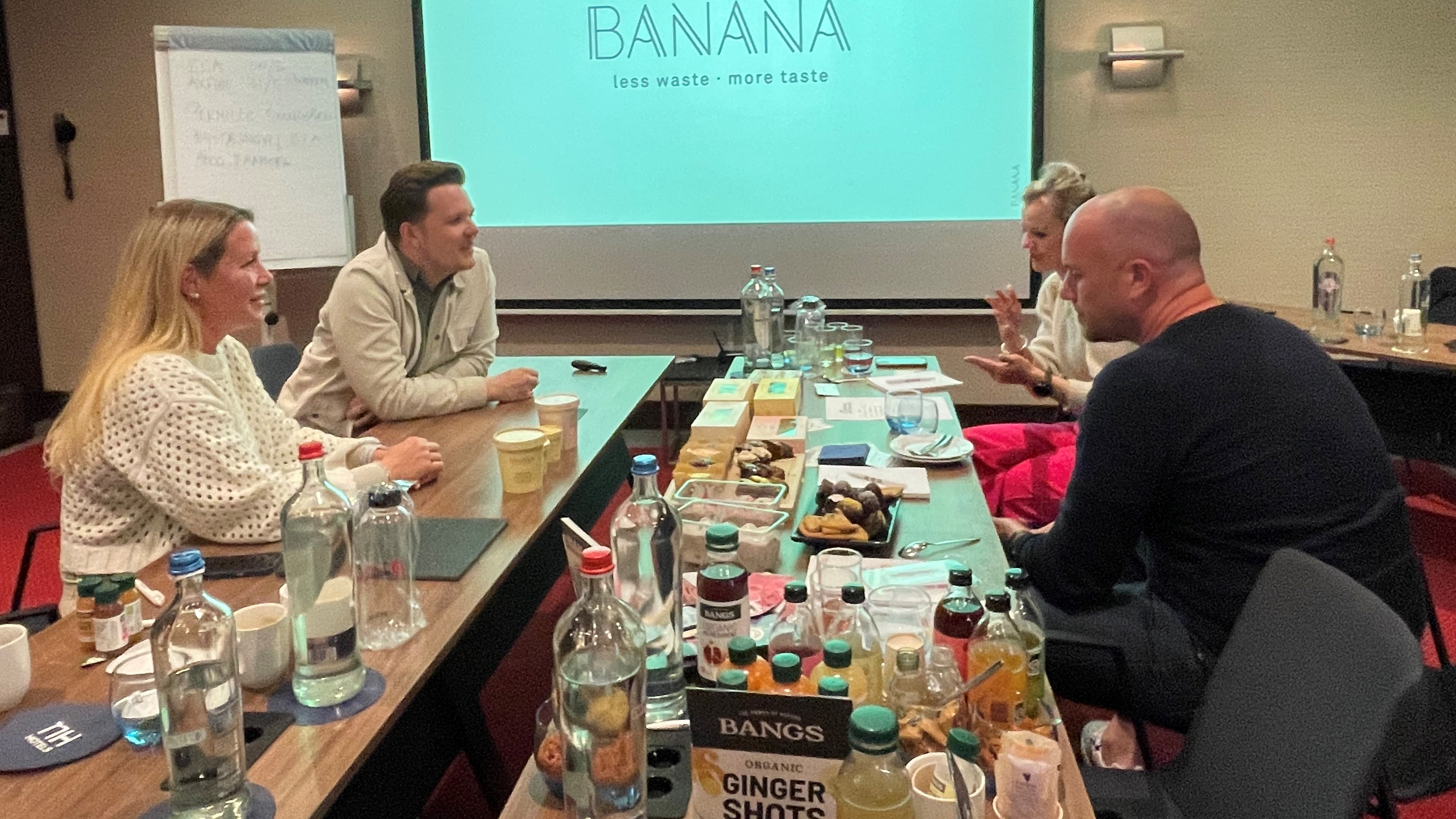 Forretningsudvikler Karina Nayja Bruun og Thomas Wibe Barton fra Banana Cph fik god respons på de danske produkter fra Vivian Bakker, kategoriansvarlig og indkøbschef Stephan Blommendaal fra Udeaog 