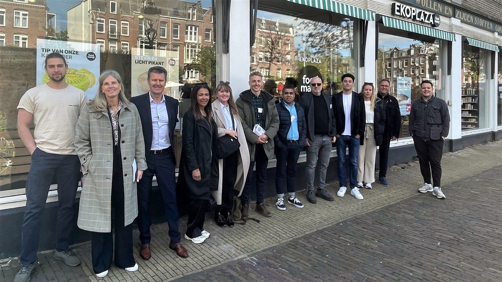 De danske udstillere foran Ekoplaza-butik i Amsterdam
