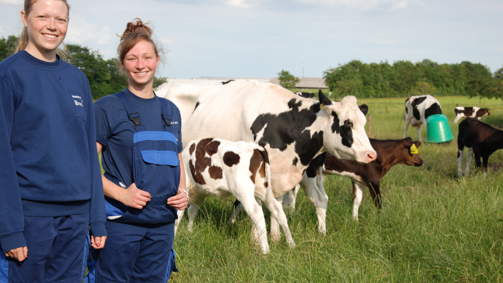 Henriette Jensen Camilla Juhl på græsmark med køer og kalve.