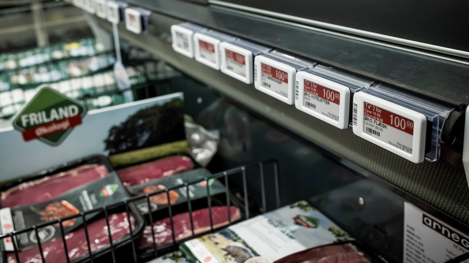 Kød fra Friland på tilbuds i køledisk i Meny.