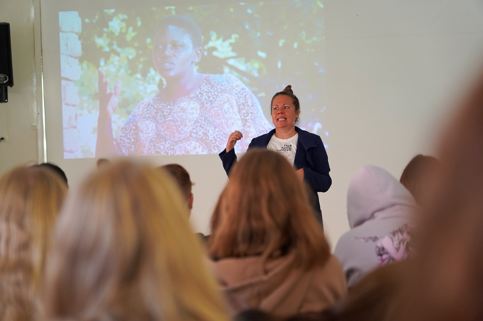 Sigrid Soelberg Vestergaard fra Økologisk Landsforening fortæller eleverne om flere af de case-historier, som viser, at økologien har været med til at skabe bedre livsvilkår for bønderne i Tanzania