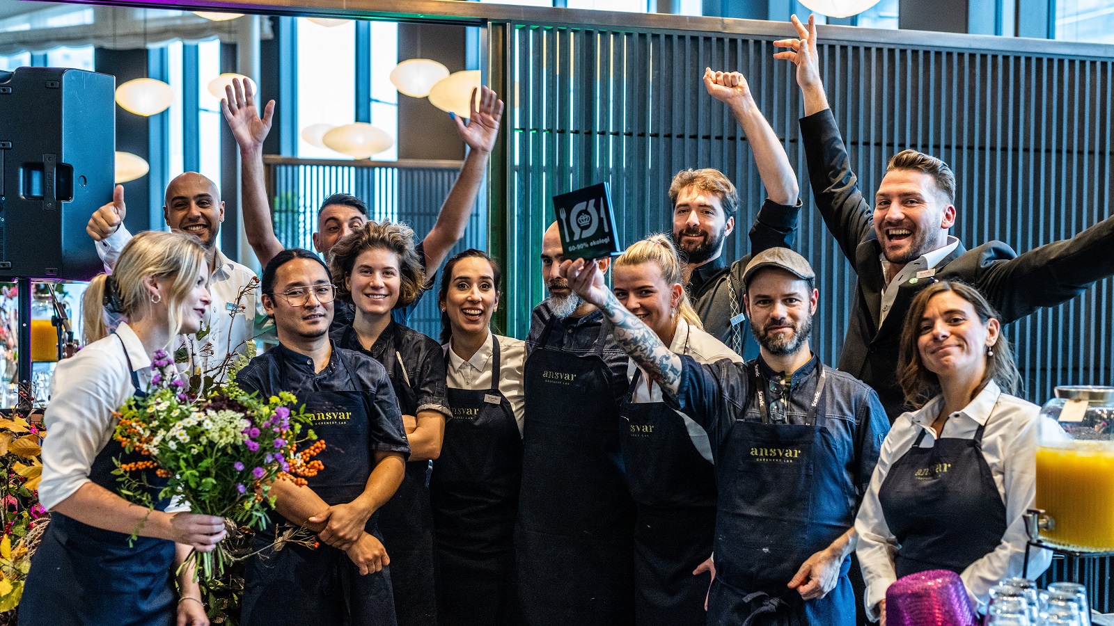 Køkkenpersonalet på Scandic-restauranten Ansvar jubler over Det Økologiske Spisemærke i sølv