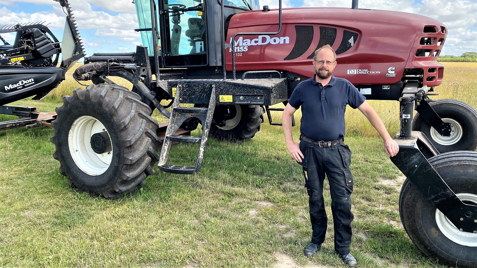 Christian Larsen står foran sin traktor