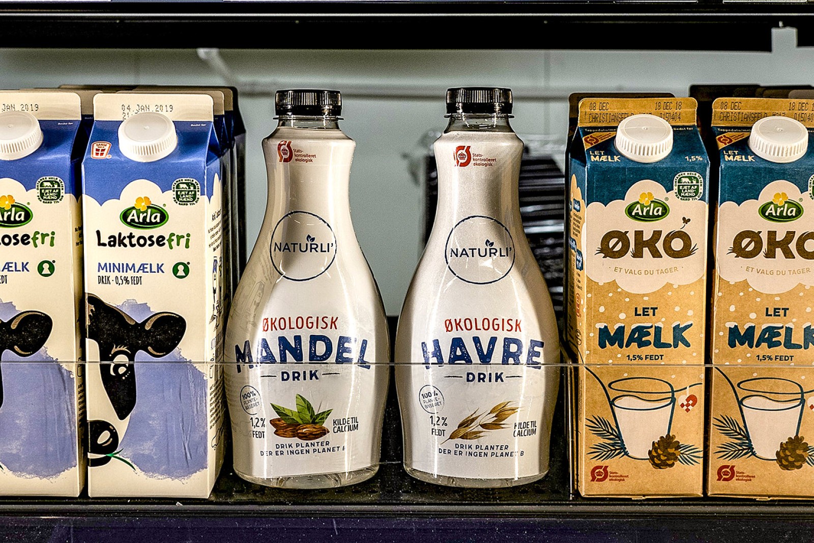 Mandel- og havredrik fra Naturli står i køledisken.