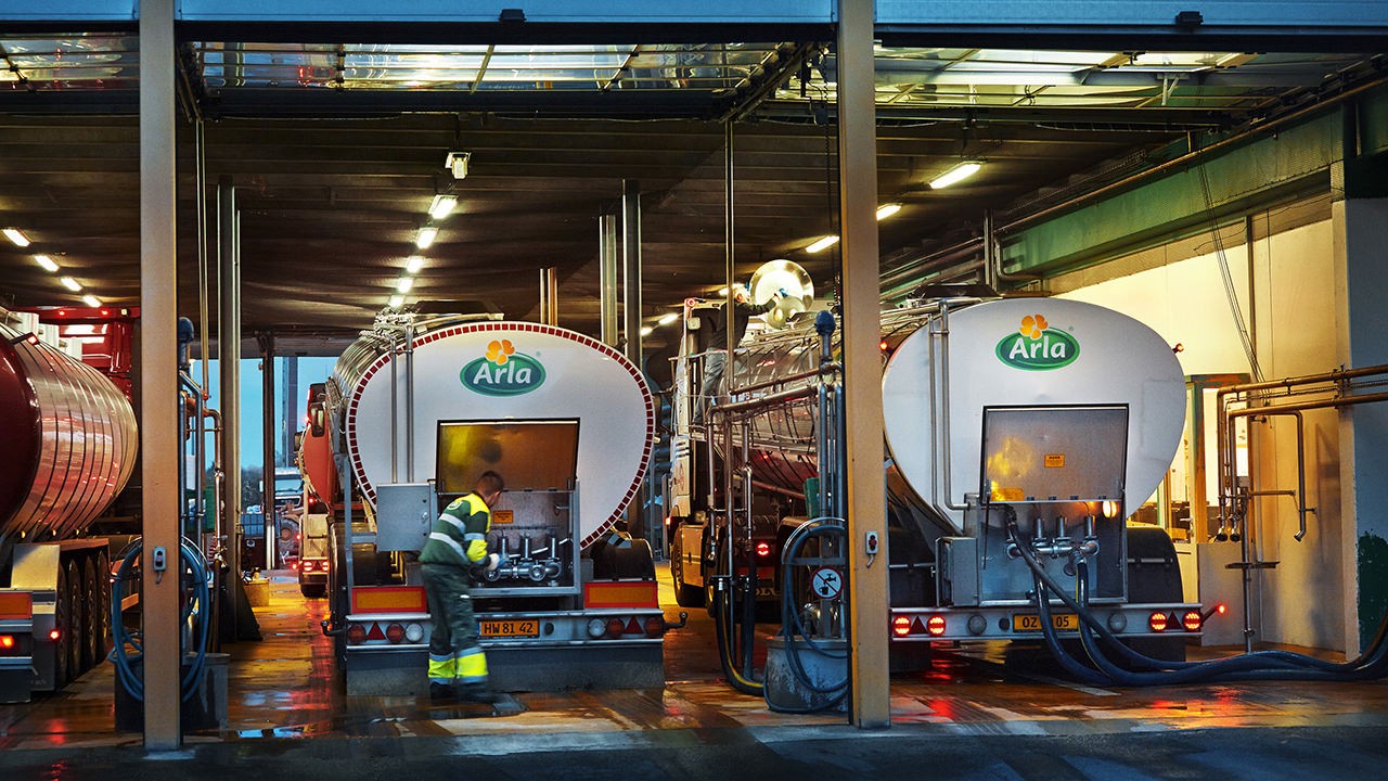 En chauffør tanker mælk fra Arla på sin lastbil