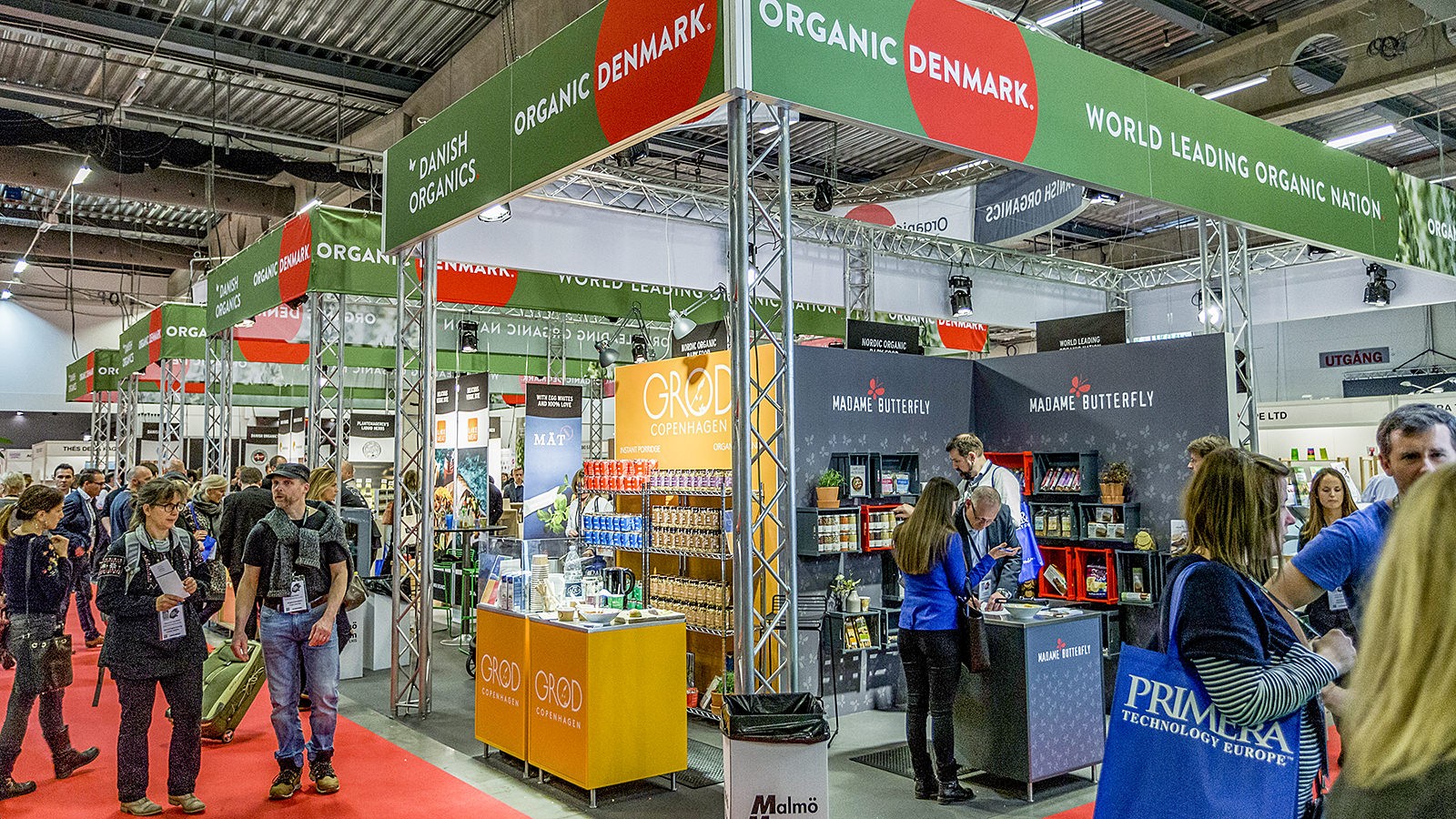 Økologiske stande ses på en fødevaremesse.