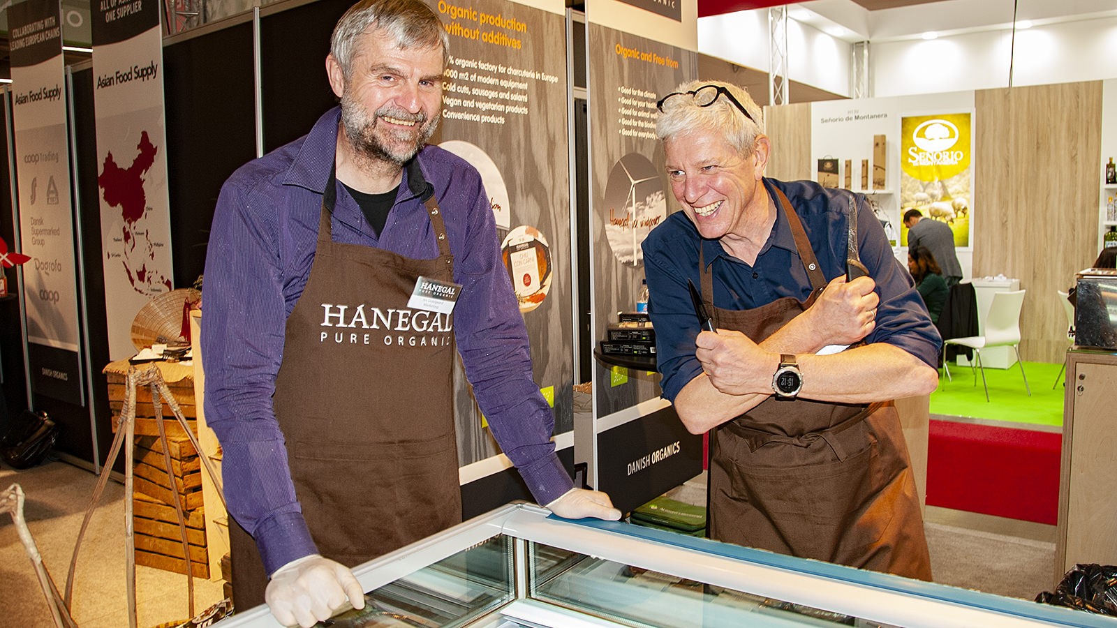 Jes Graugaard (t.v.) og Cees Kuypers fra Hanegal smiler fra deres stand på Nordic Organic Food Fair 2018.