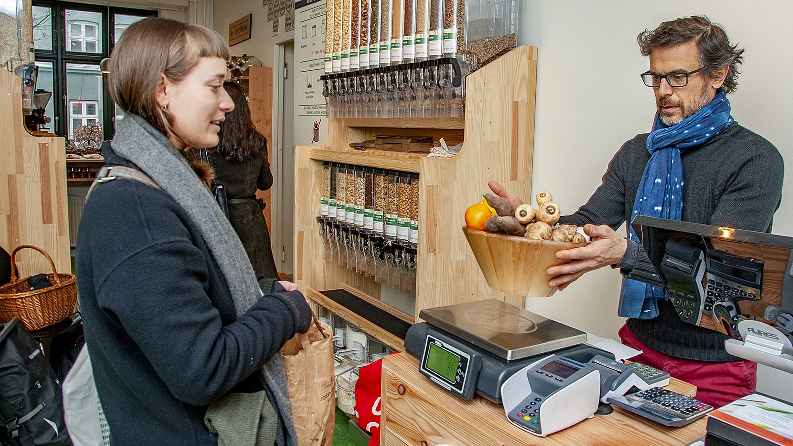 Frédéric Hamburger ekspederer en kunde i sin butik LØS Market.