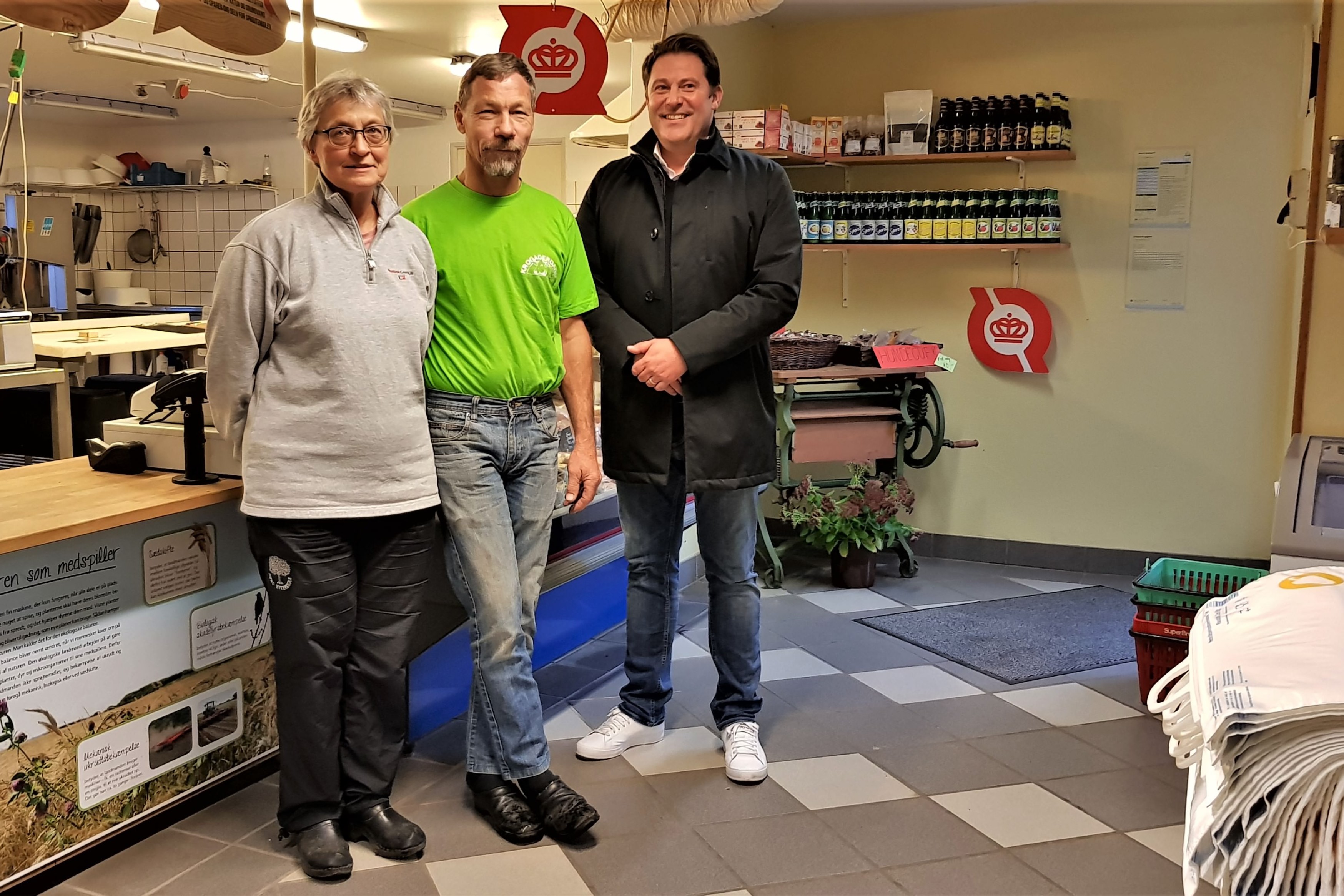 Kirsten Forsingdal, Bjarne Krog og Ronni Bach (th) står i Krogagergårds gårdbutik.