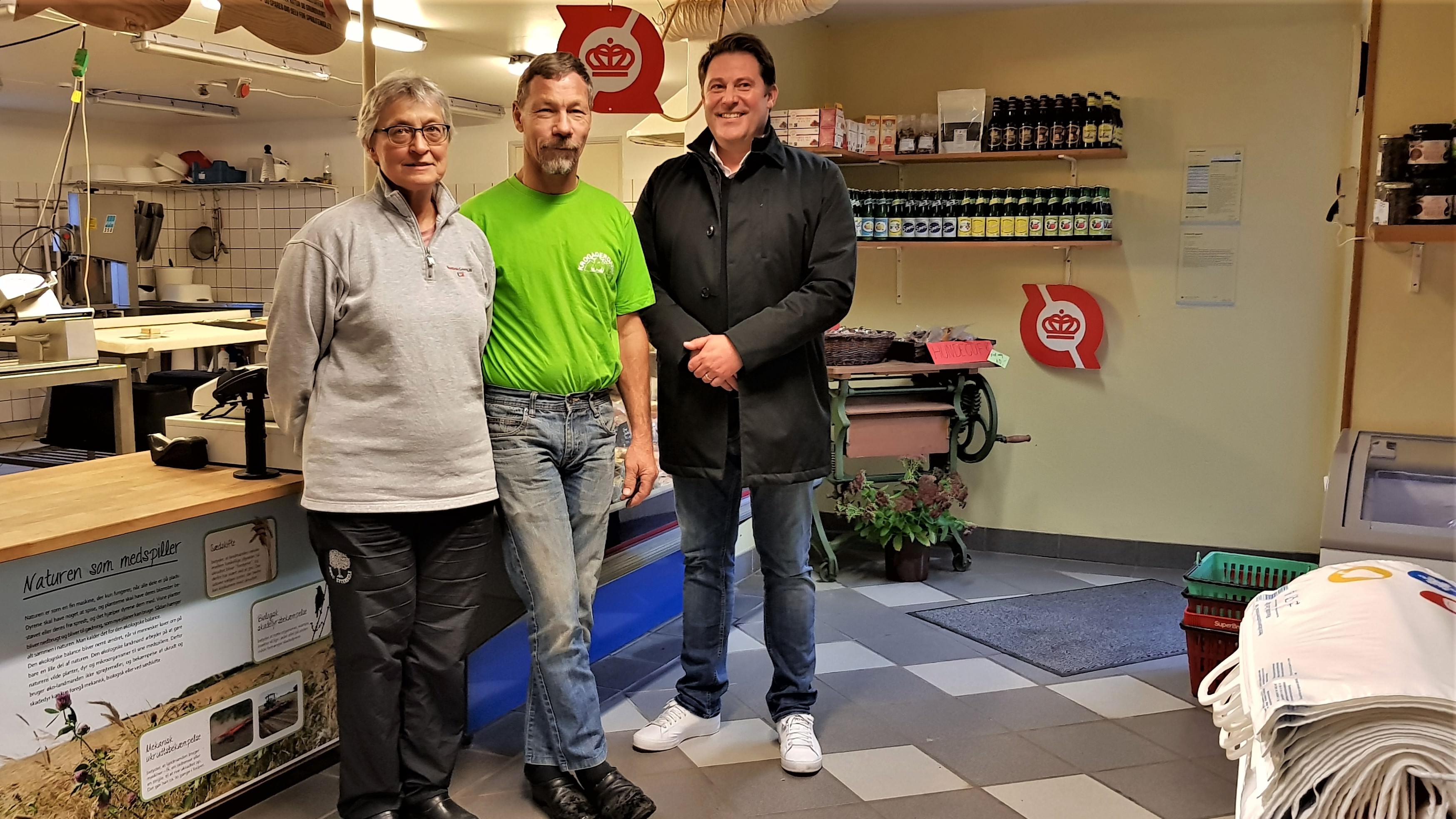 Kirsten Forsingdal, Bjarne Krog og Ronni Bach (th) står i Krogagergårds gårdbutik.