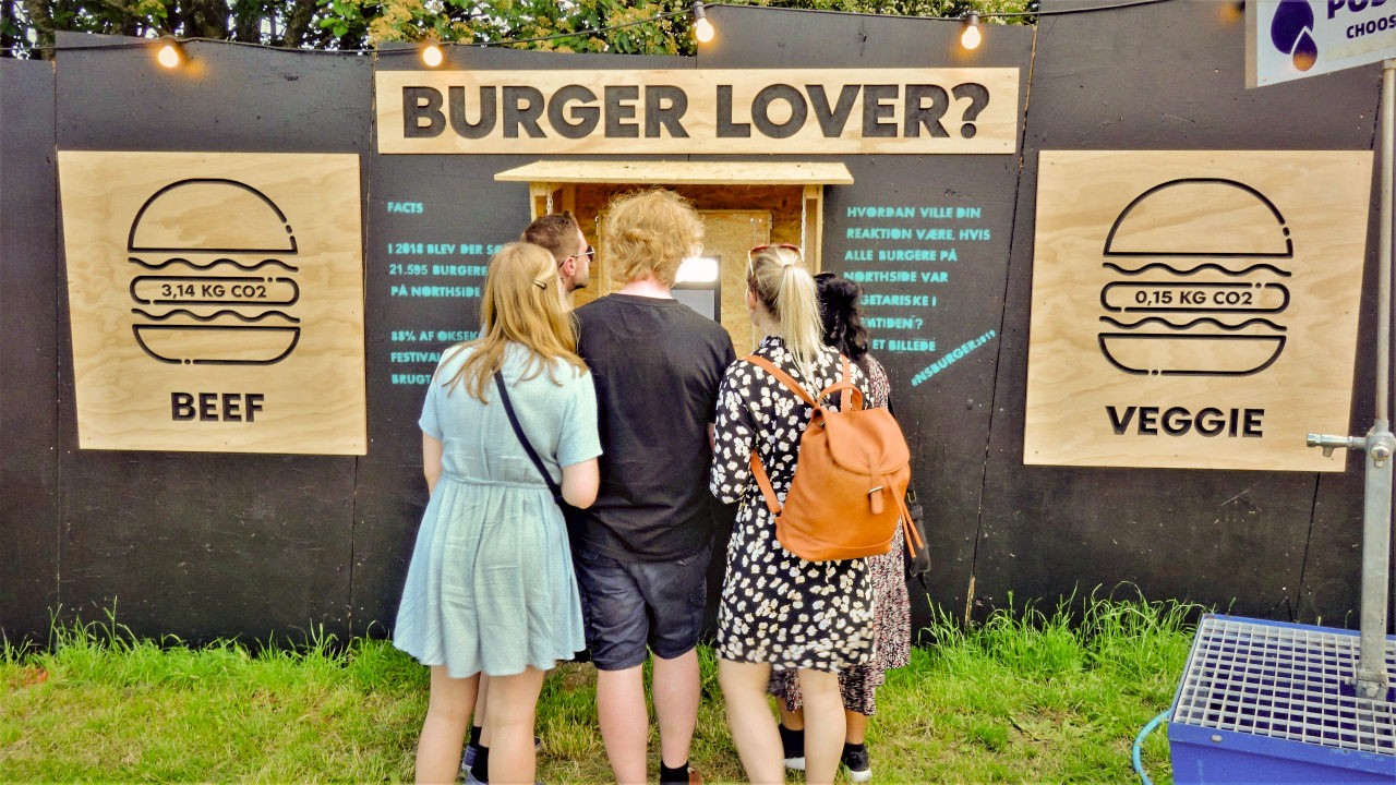 På vej mod de store scener kan gæsterne tage et billede af det ansigtsudtryk de har ved tanken om, hvis festivalen i fremtiden udelukkende serverer vegetarburgere