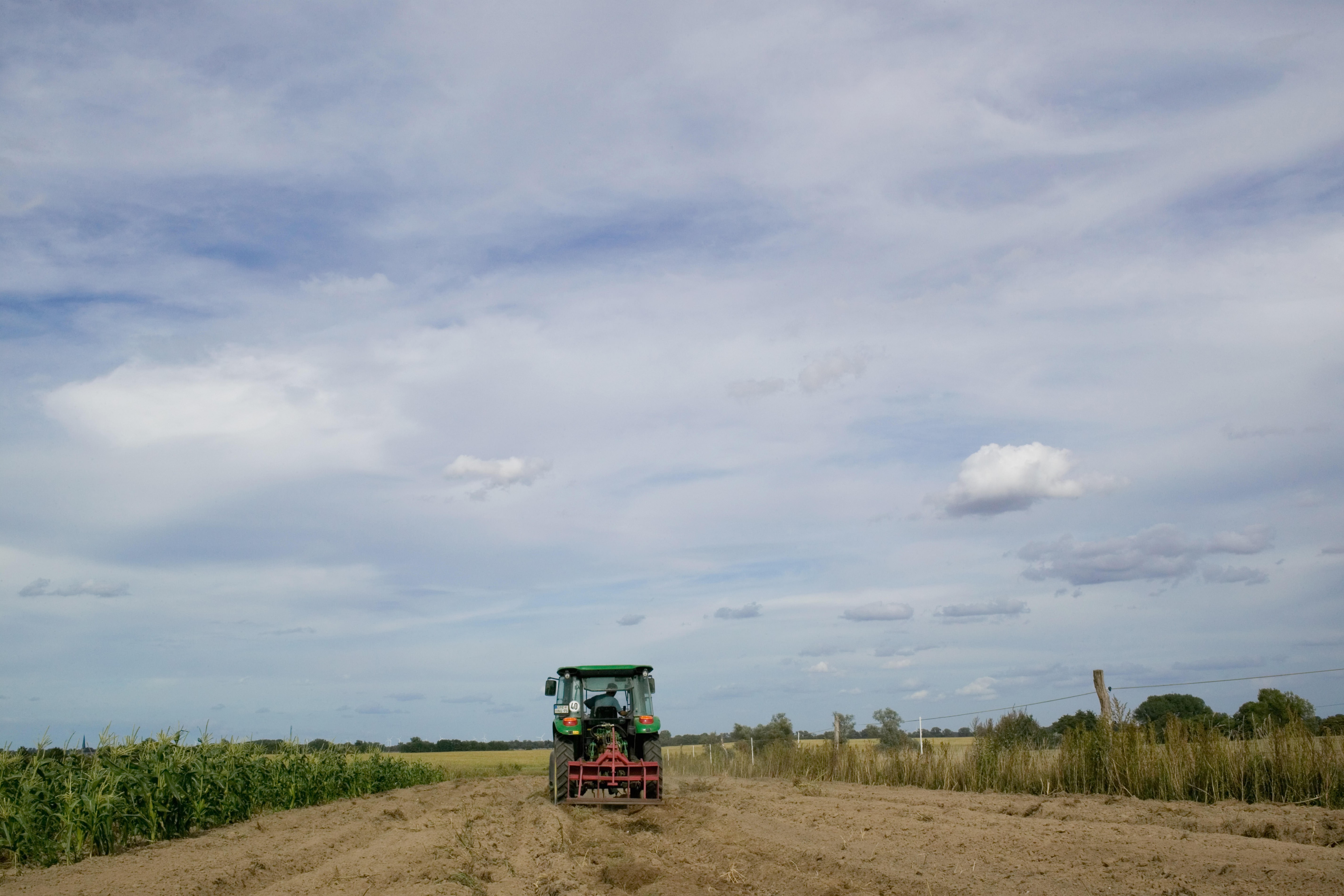 En traktor kører på en mark.