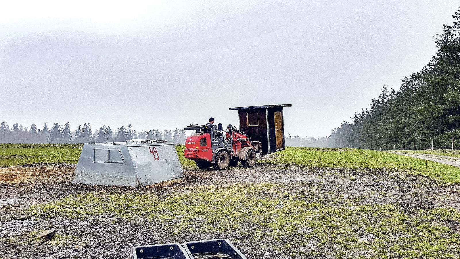 Skuret flyttes med minilæsser