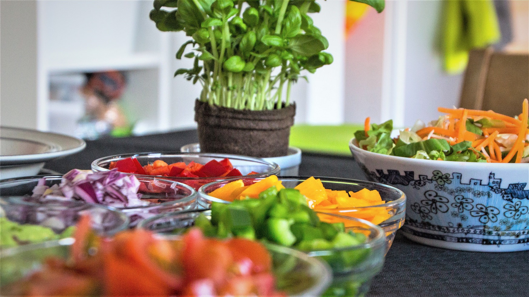 Grønsager og krydderurter står på et bord