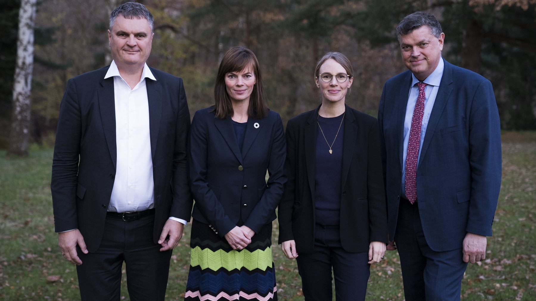 Lea Wermelin og Mogens Jensen står med bl.a. Jais Valeur, da regeringen præsenterede klimapartnerskaberne på Marienborg
