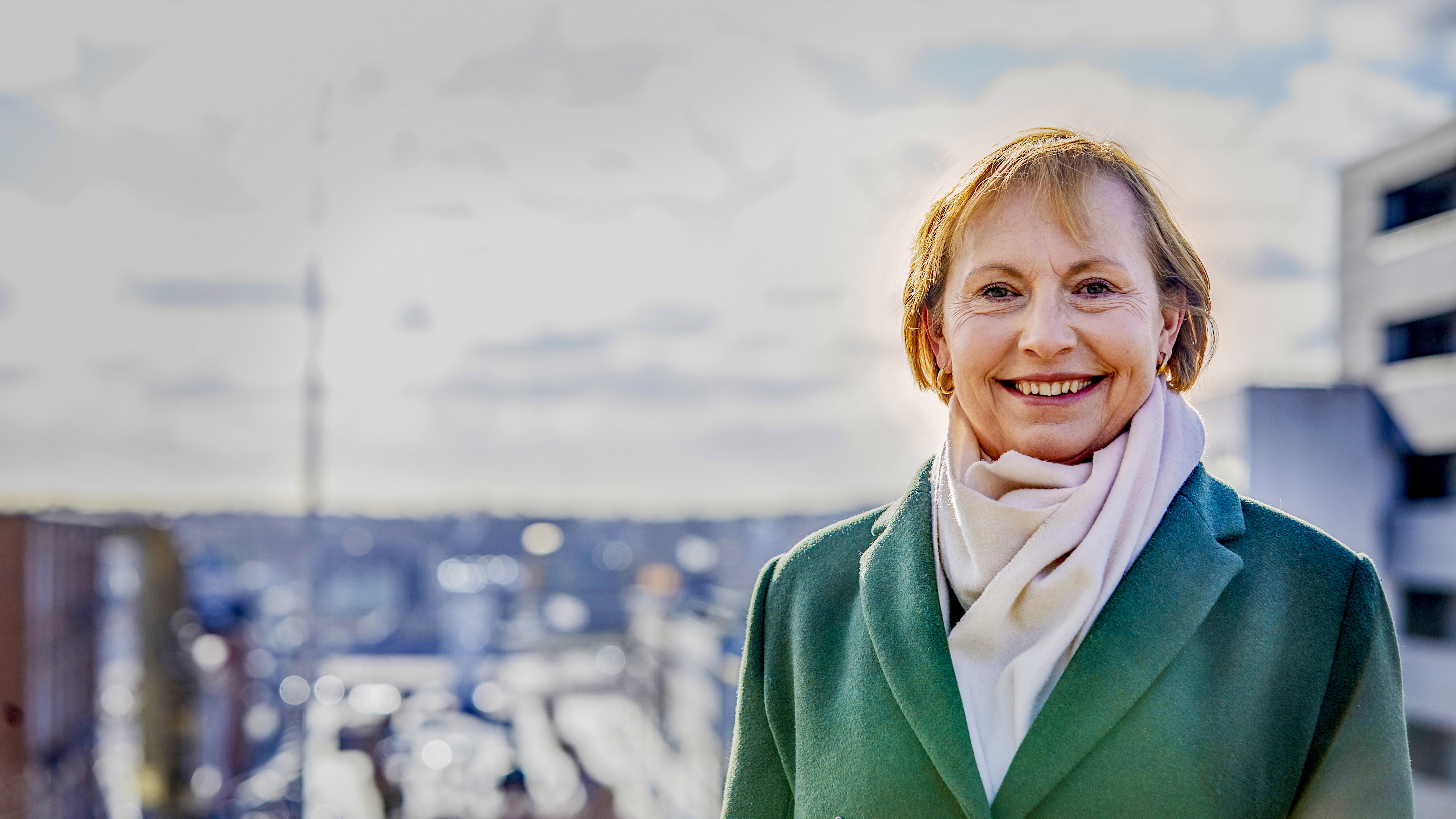 Mona Carøe, forperson for Udvalget for professionelle køkkener i Økologisk Landsforening er lettet over at Det Økologiske Spisemærke er reddet, og hun håber at der bliver tale om en permanet redning, så der ikke igen bliver skabt usikkerhed om økologiomlægningen i de professionelle køkkener
