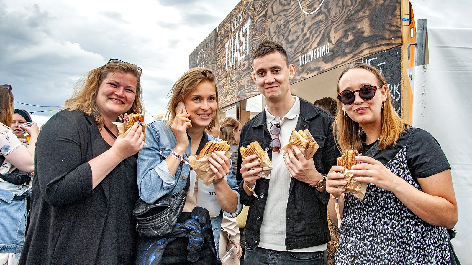 Festivalgæster med sandwich