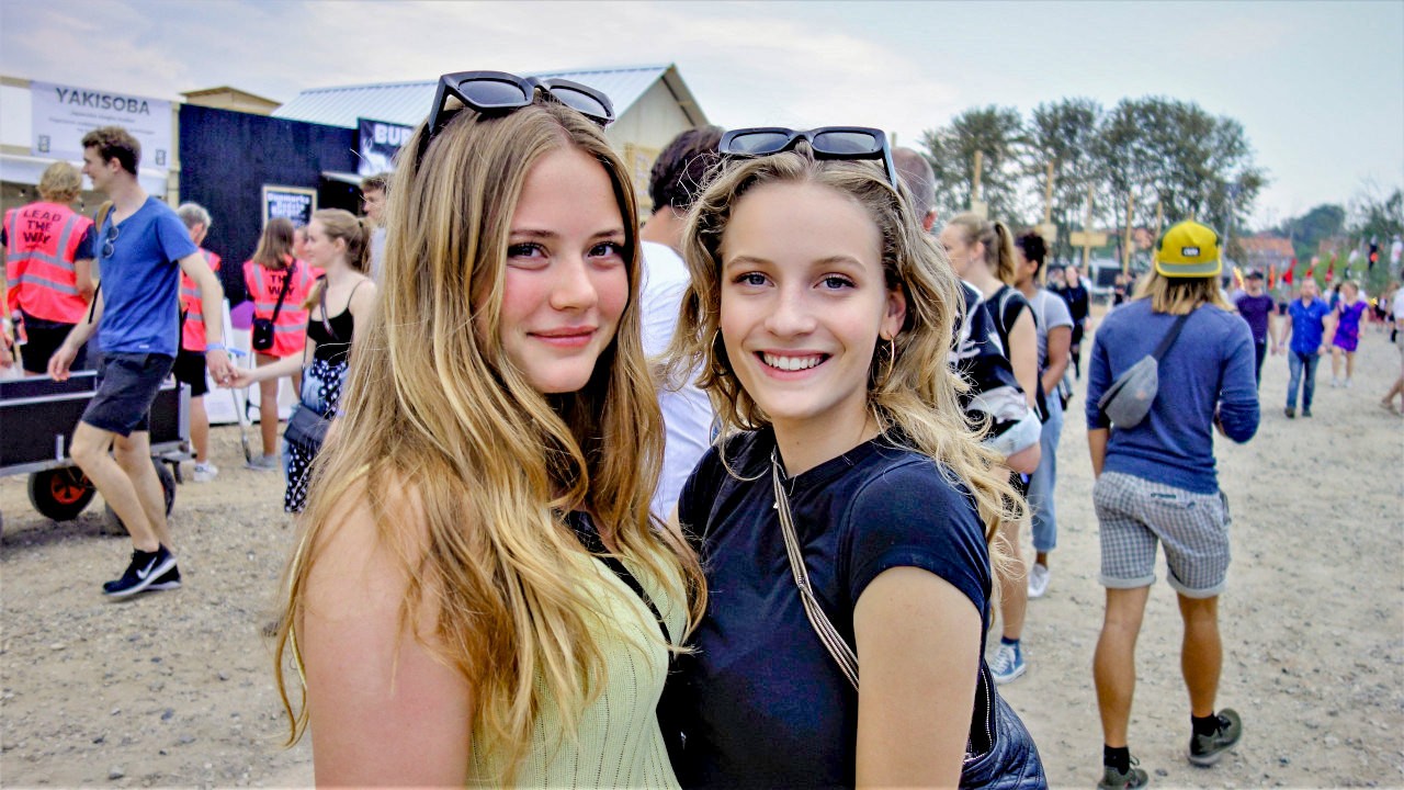 18-årige Siggie Hansen (t.h.) køber også meget økologi til daglig. Ved sin side har hun veninden Karen Poulsen