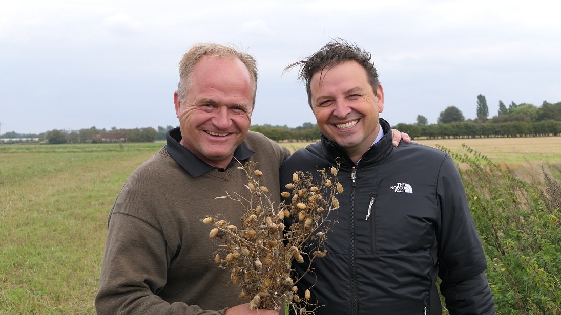 Godsejer Olav Ditlevsen t.v. og Stefan Skov-Jespersen fra Grøn Fokus ser spændedne perspektiver i at etablere en produktion af danske proteinafgrøder som