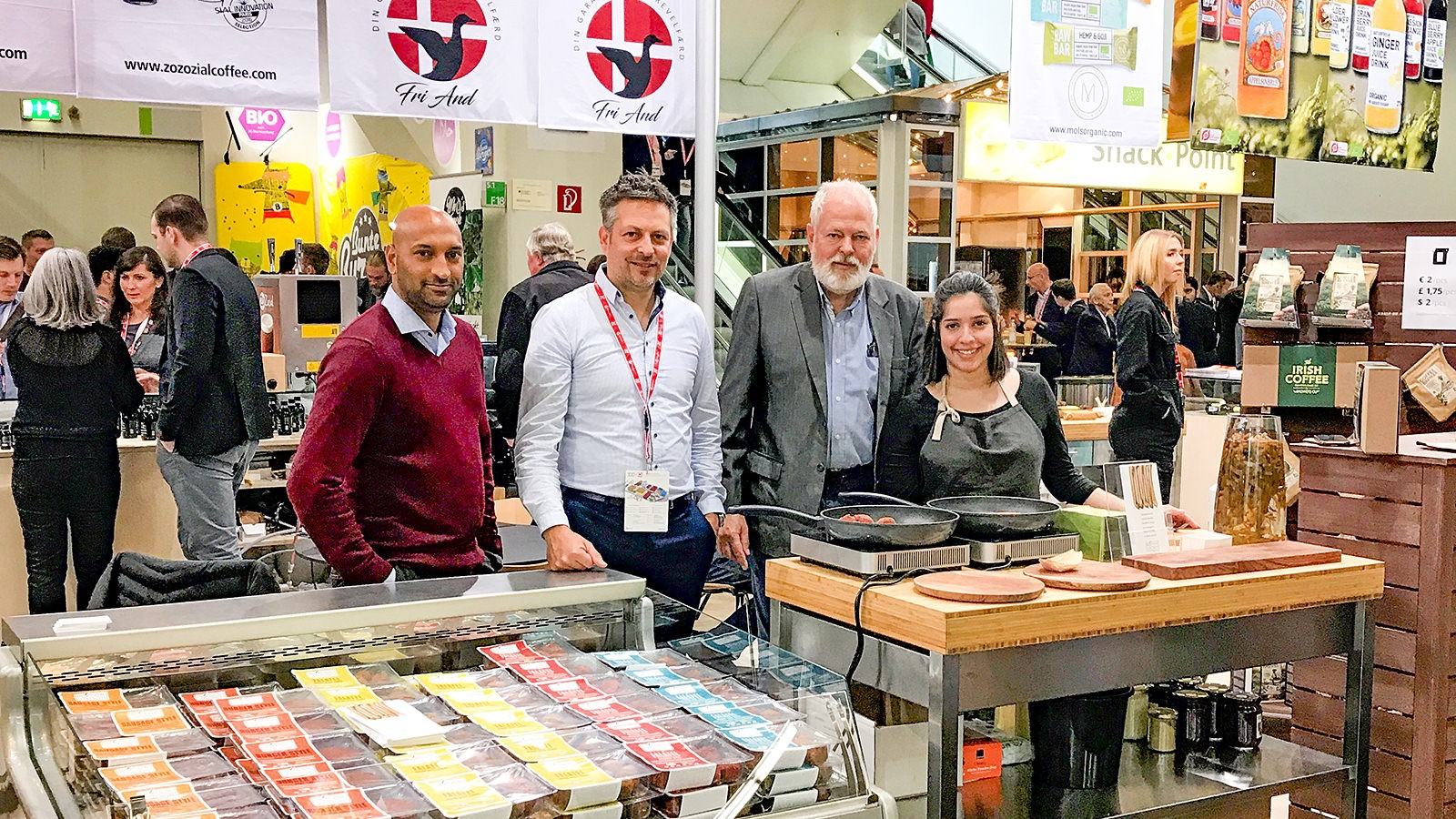 Sønnerne Aksel og Nicolai Rømer sammen med Niels Rømer og en tysk messeansat på Anuga-stand.