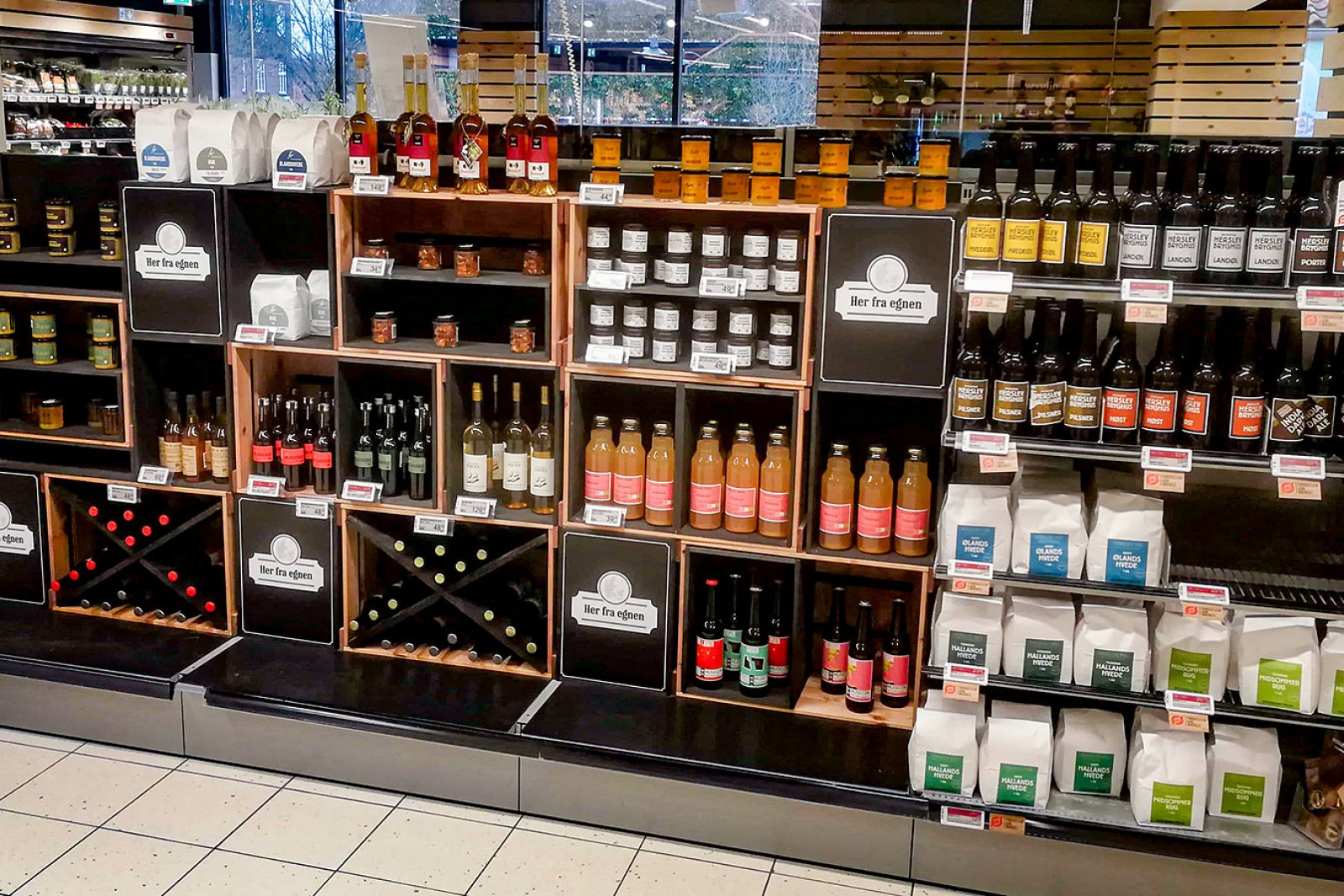 Butikshylde med lokale varer