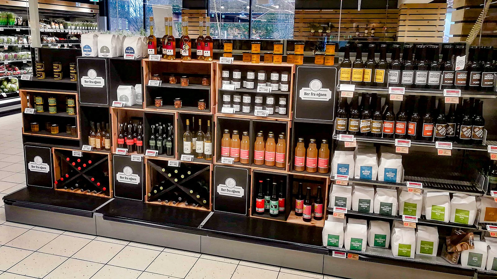 Butikshylde med lokale varer