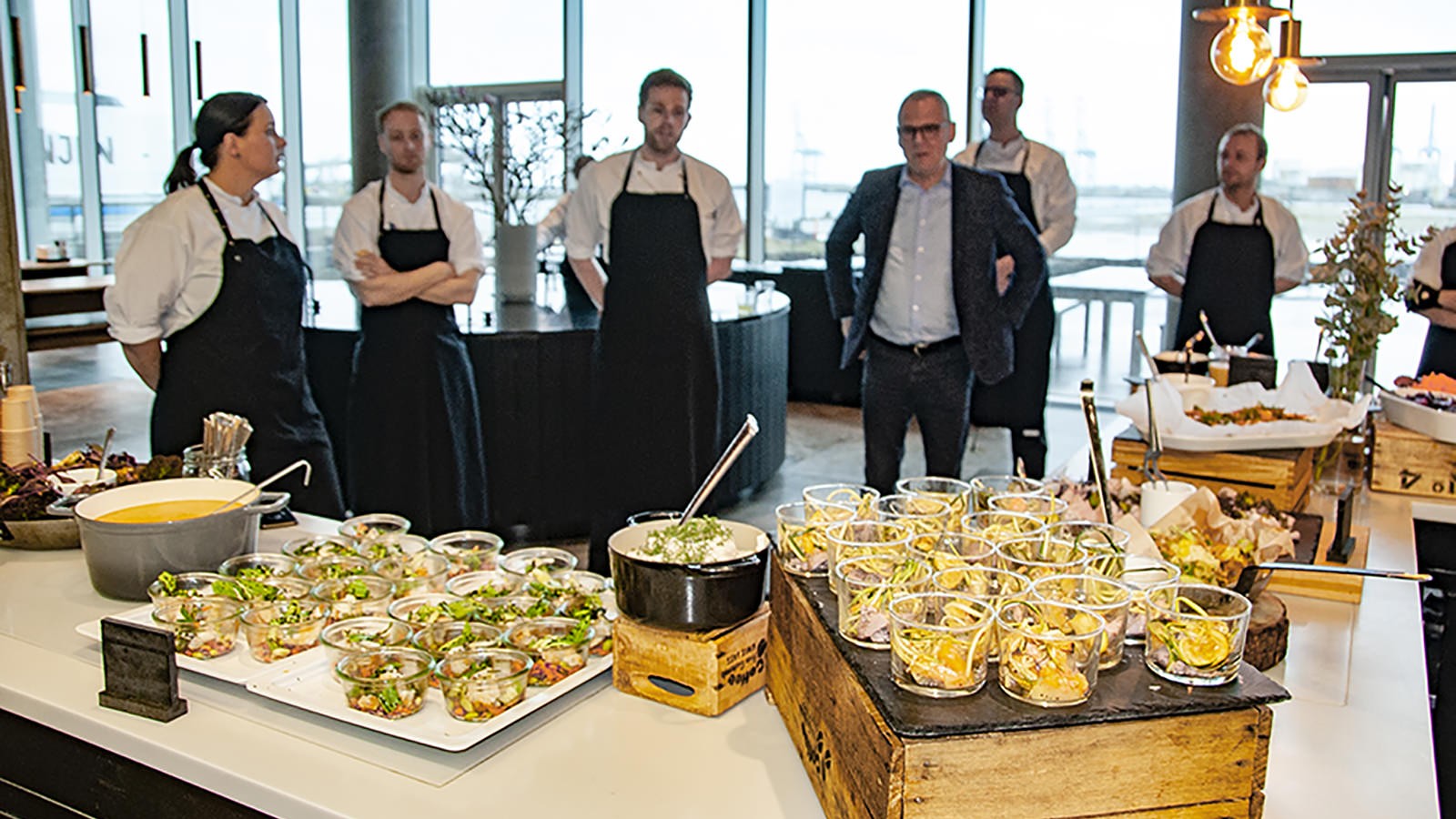 Personalet hører om de enkelte retter, før frokosten starter