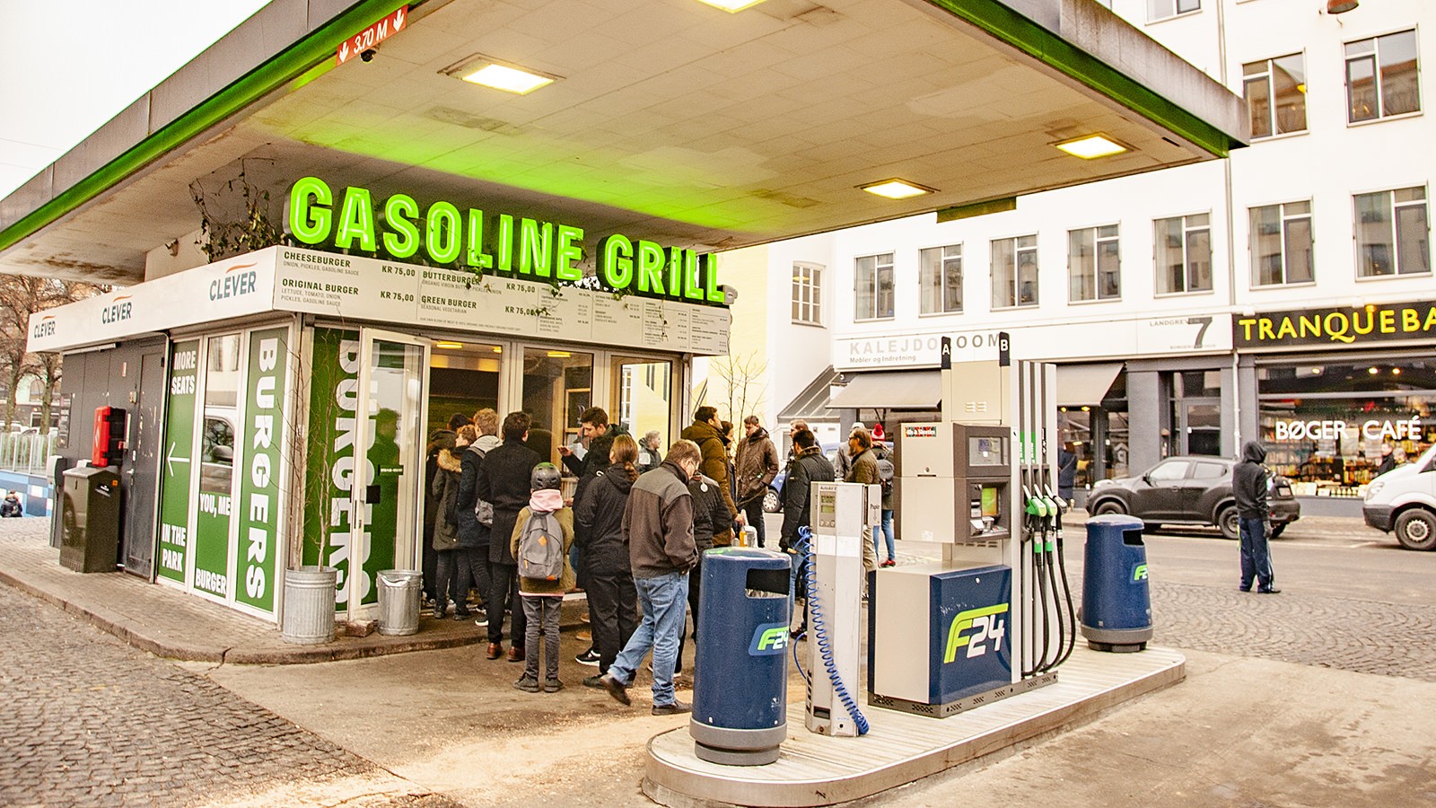 Kø foran indgangen til Gasoline Grill