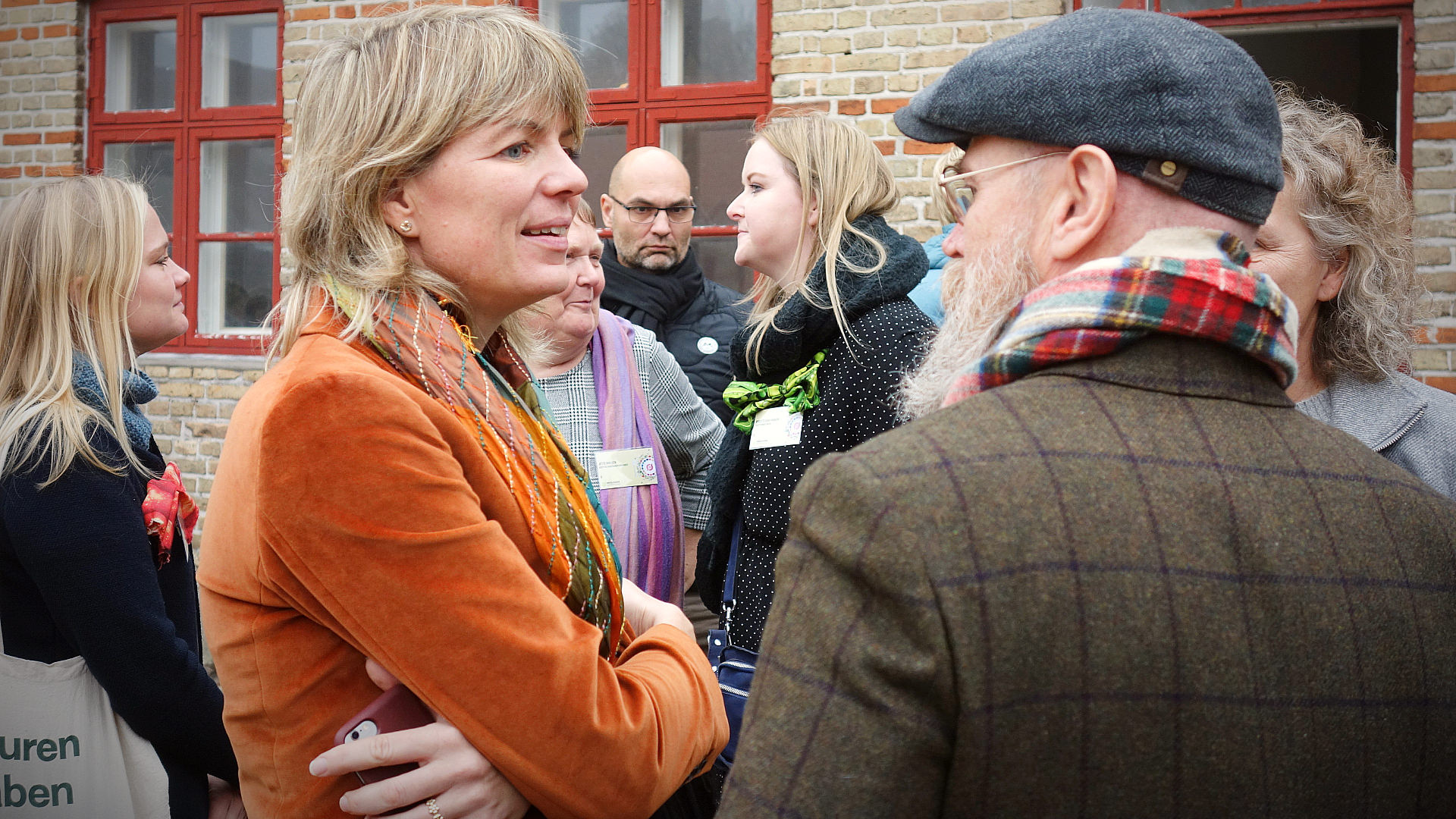 Helle Borup Friberg taler med en deltager på gårdspladsen på Lundsgaard Gods