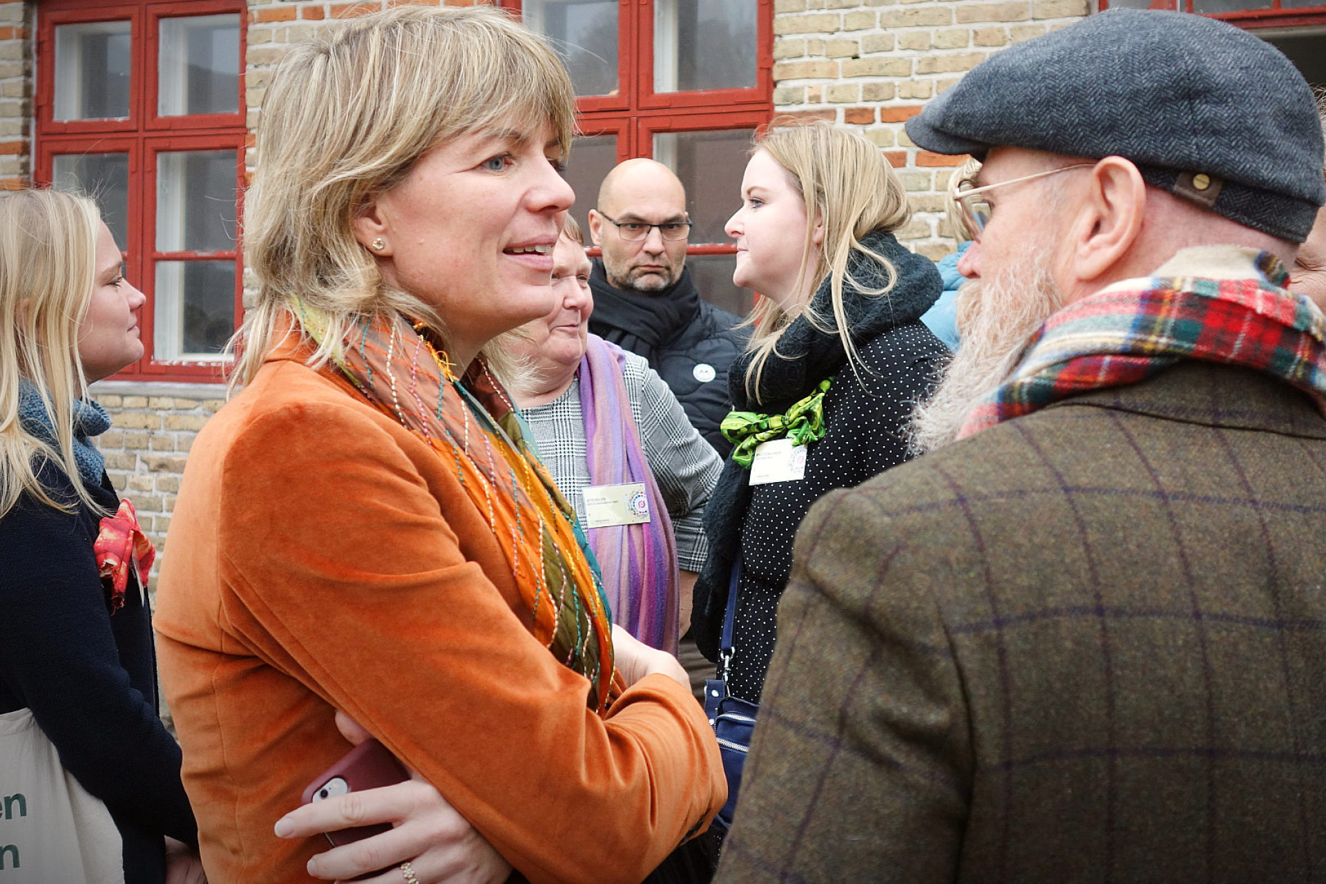 Helle Borup Friberg taler med en deltager på gårdspladsen på Lundsgaard Gods