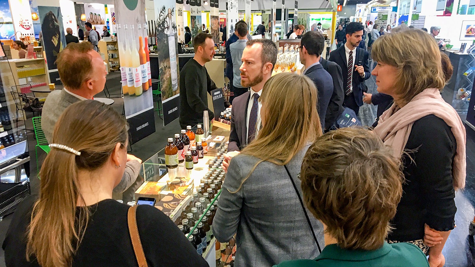 Miljø- og fødevareminster Jakob Ellemann-Jensen står på den danske fællesstand på BioFach.
