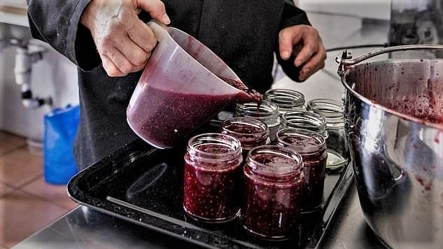 Kerry Dodd er ved at lave hindbærmarmelade af spildprodukter