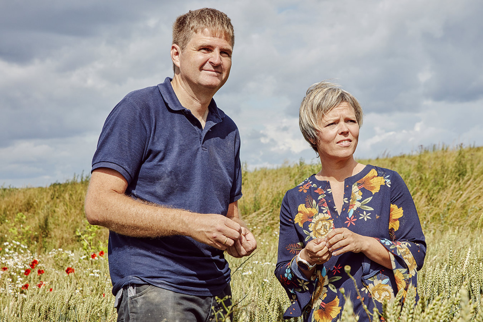 Robert Beck og Tina Lindeløv i kornmark med hvid hvede.