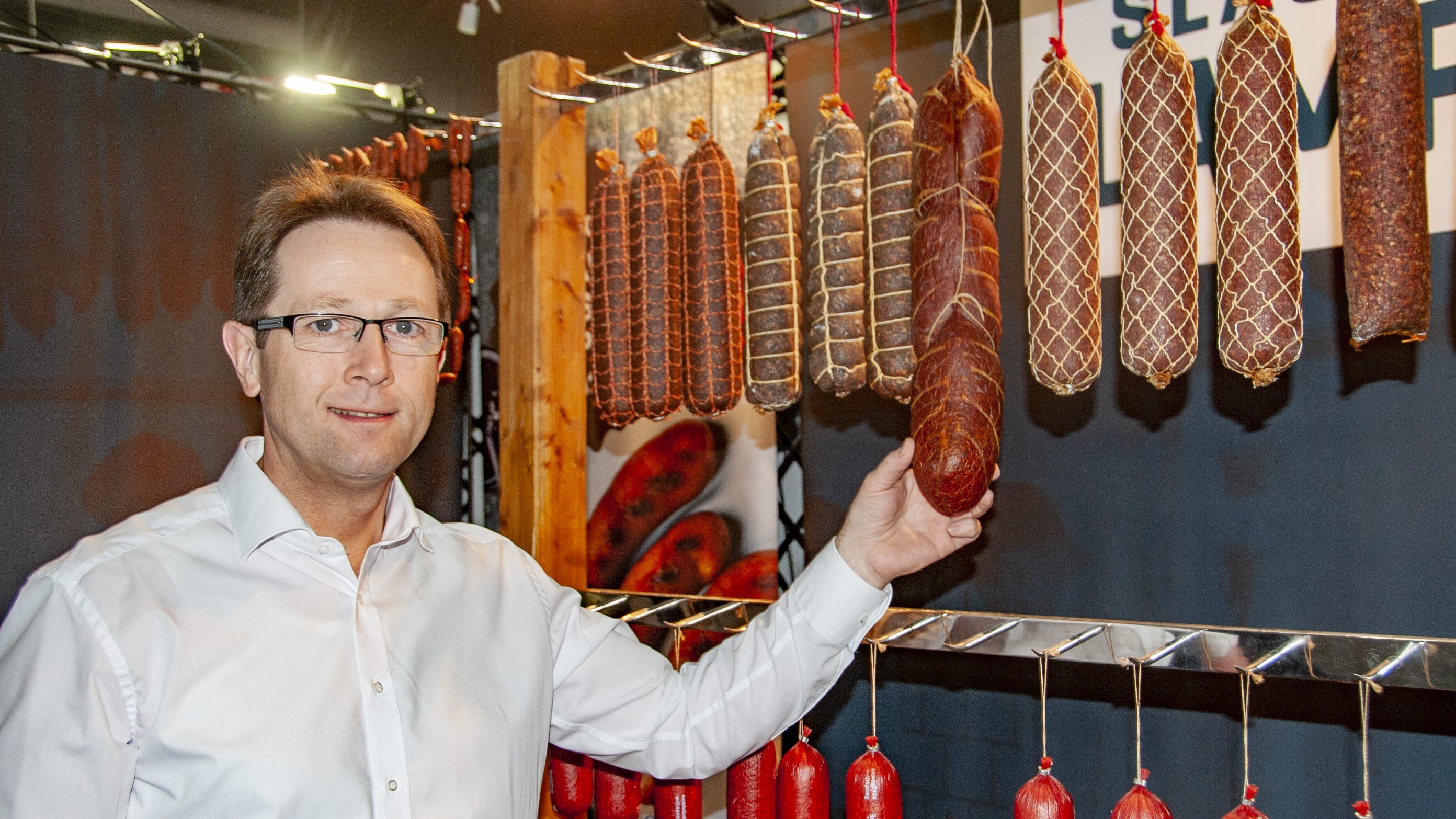 Steen Lampe foran stativ med diverse pølser