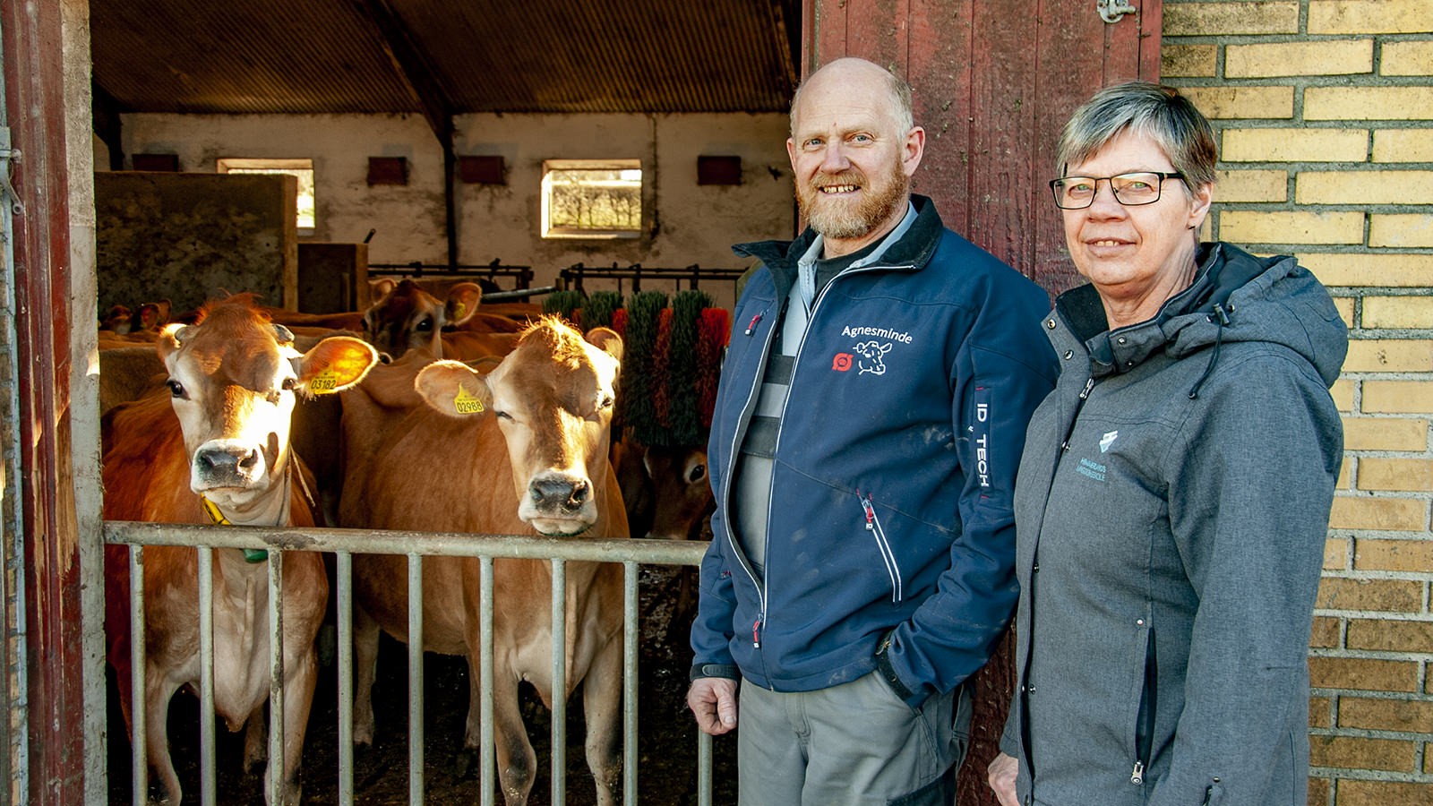 Henny Møller Jensen og Jan Pedersen foran den åbne dør til kostalden