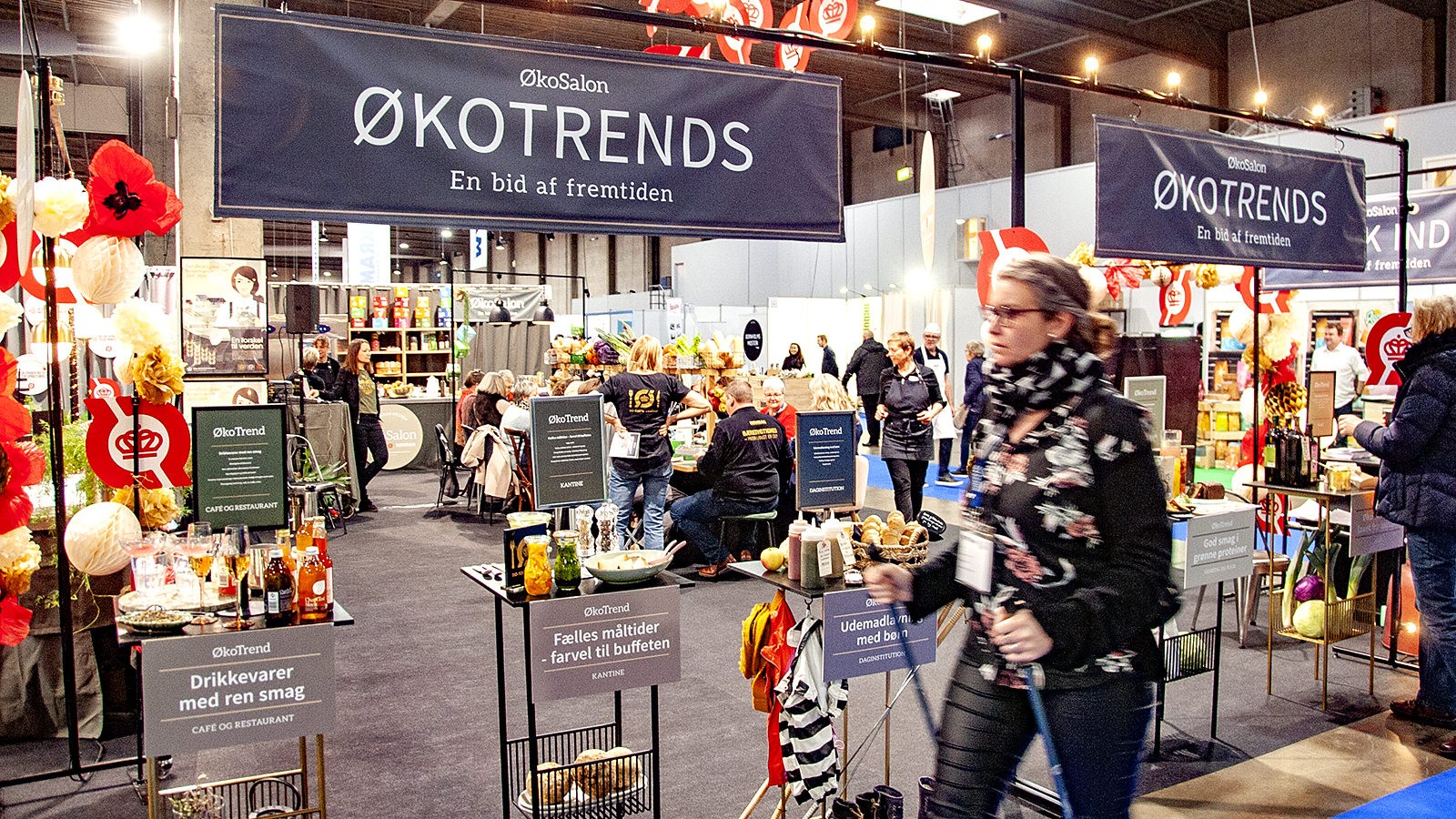 Et kig ind i ØkoSalon, hvor der er aktivitet omkring bordet