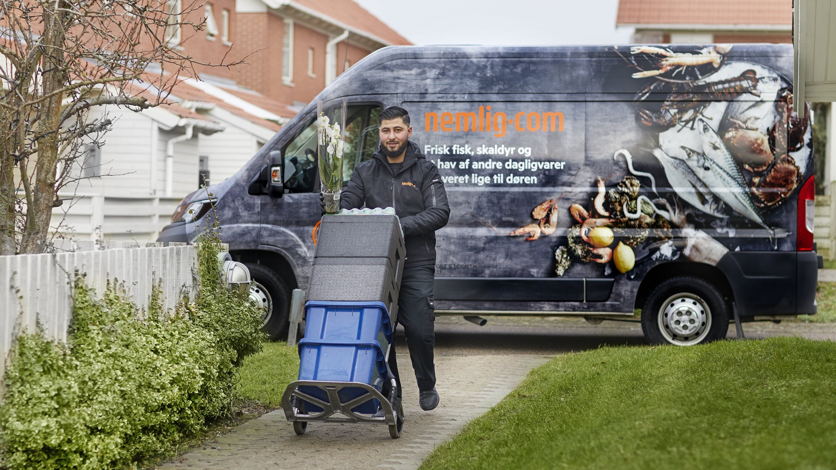 Medarbejder fra Nemlig.com afleverer varer hos en kunde